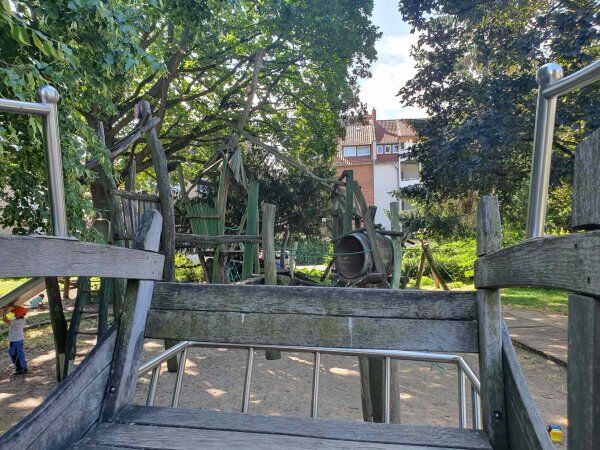 Ein Foto von dem Robin Hood Spielplatz. Es gibt Rutschen und viele Klettermöglichkeiten.