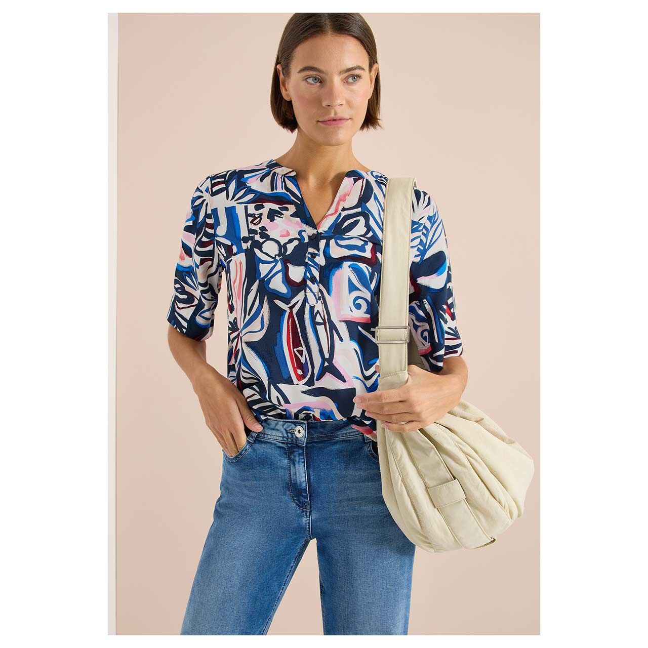 Damen Kurzarm Bluse Splitneck von Cecil in Blau mit Print, Vorderansicht am Model
