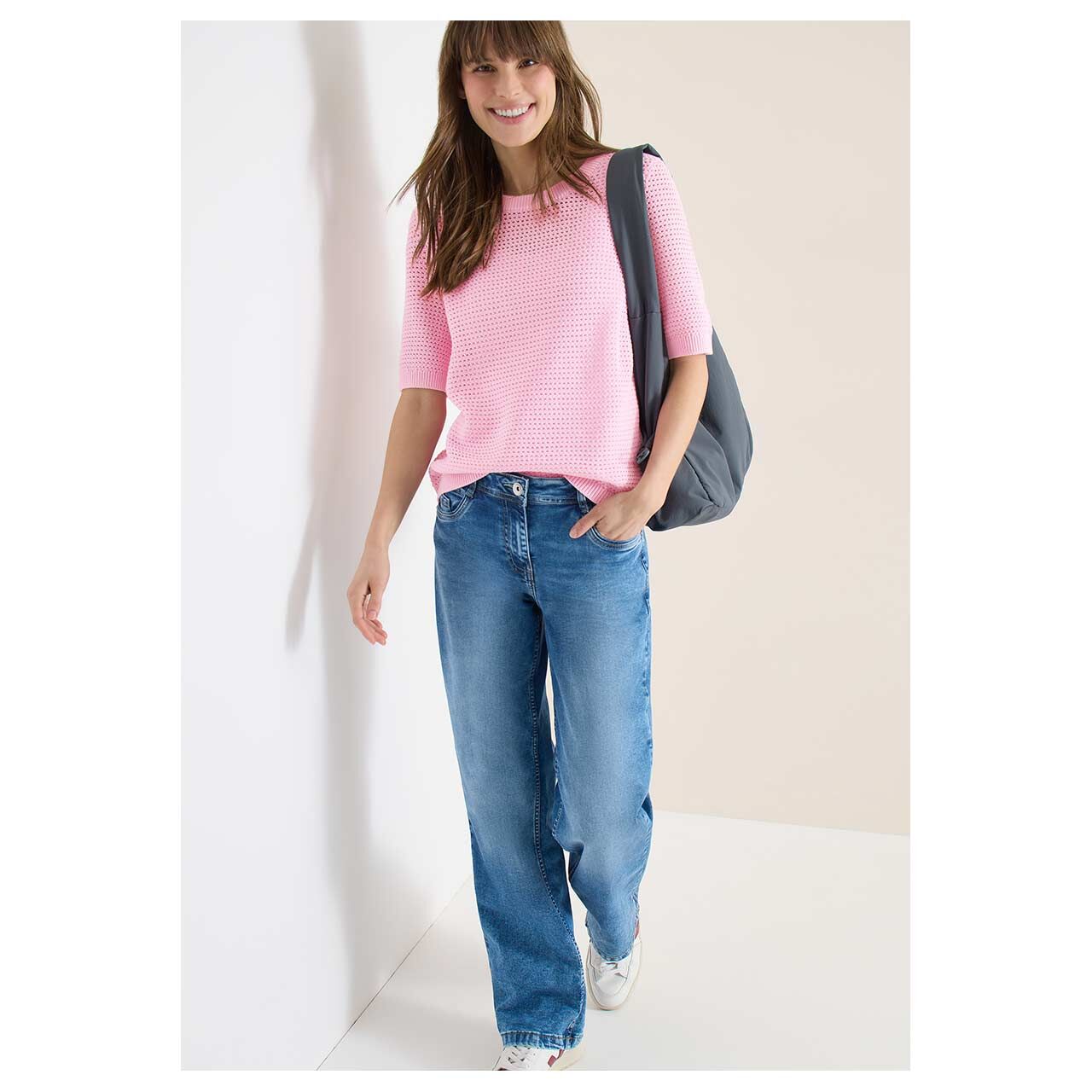 Damen Kurzarm Pullover Structured Roundneck von Cecil in Rosa, Ganzkörperansicht am Model