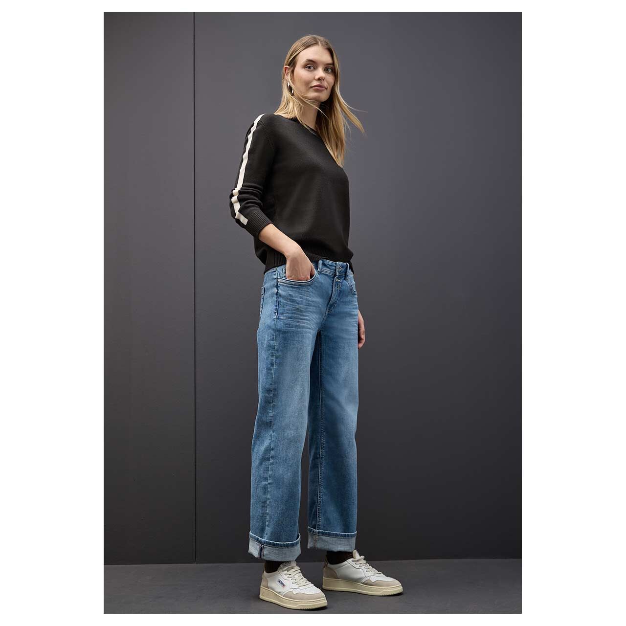 Damen Pullover Cosy Gallon Sweater von Street One in Dunkelbraun, Seitenansicht am Model