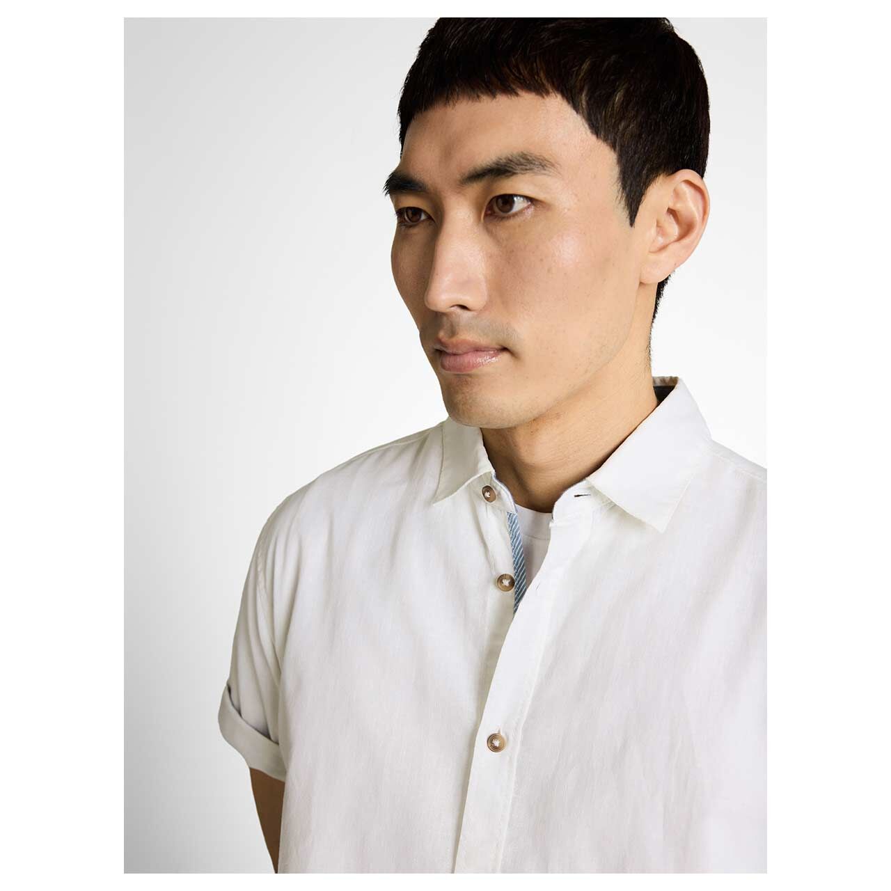 Herren 1/2 Arm Leinen Hemd Cotton Linen von Tom tailor in Weiß meliert, detaillierte Vorderansicht am Model