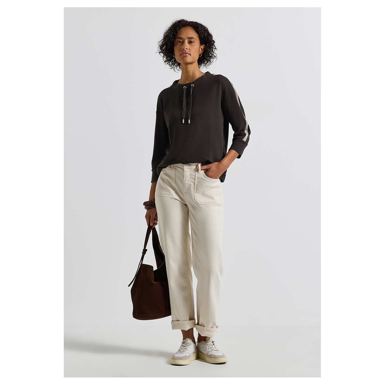 Damen 3/4 Arm Shirt Ottoman Kick von Street One in Dunkelbraun, Ganzkörperansicht am Model