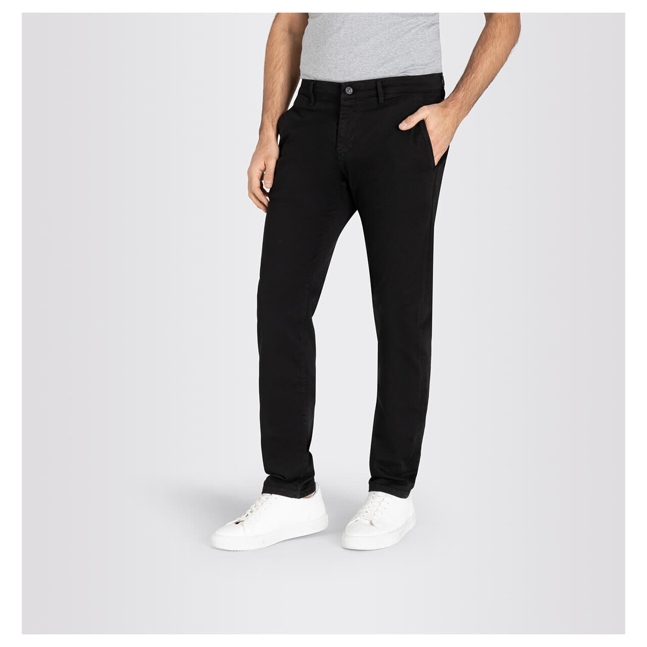 Herren Chino Baumwollhose Flexx Driver Pants von MAC in Schwarz, Vorderansicht am Modell