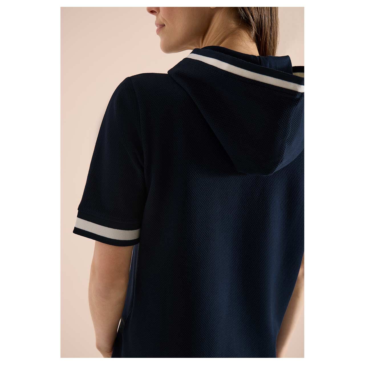 Damen Kurzarm Hoodie Sweatshirt Rib Detail von Cecil in Dunkelblau, detaillierte Rückansicht am Model