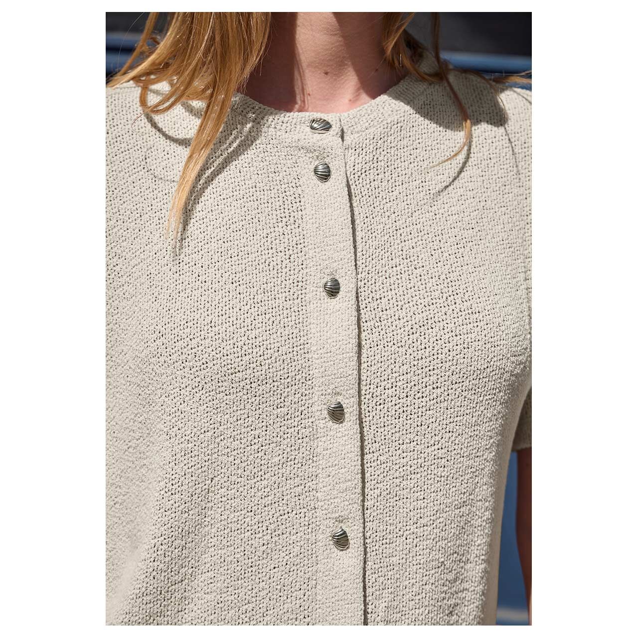Damen Kurzarm Strickjacke Knit Look von Street One Studio in Hellbeige, detaillierte Vorderansicht am Model