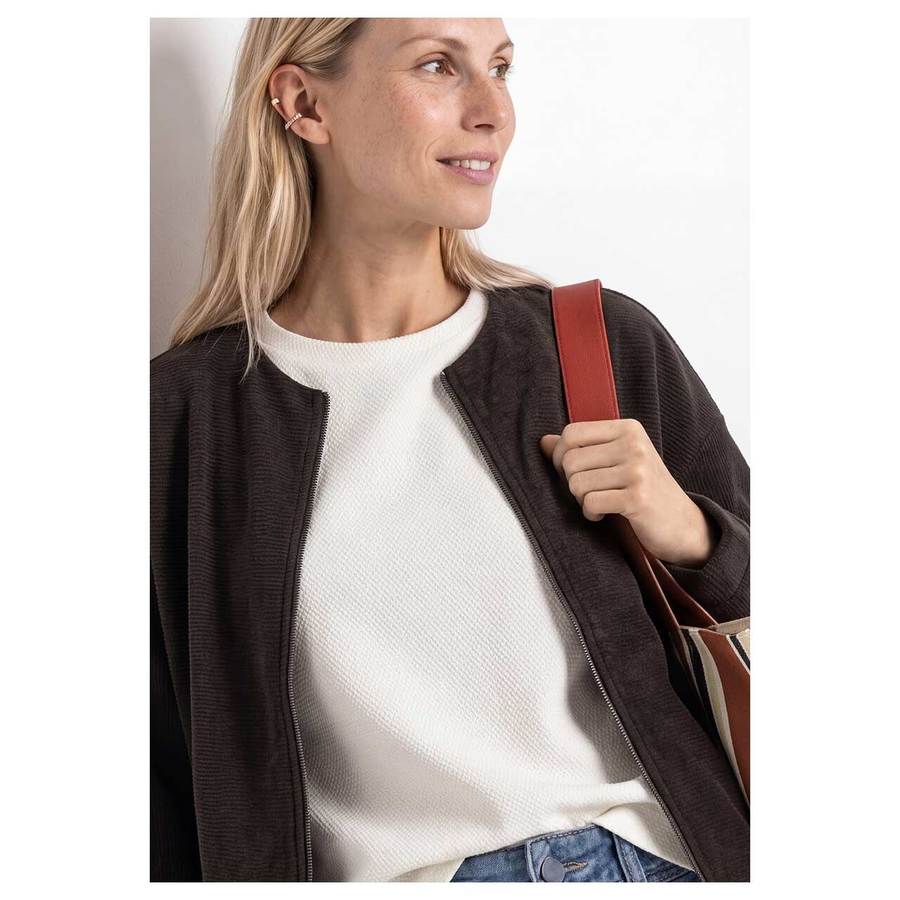 Damen Strickjacke Structure Jacket von Street One in Dunkelbraun, detaillierte Vorderansicht am Model
