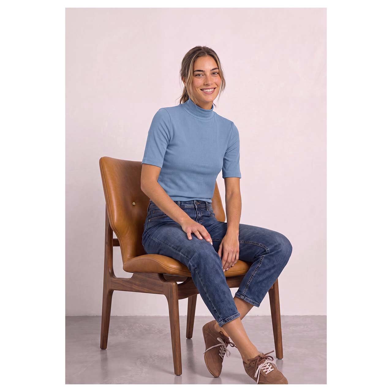 Damen T-Shirt Rib Turtle Neck von Street One in Hellblau, Ganzkörperansicht am Model