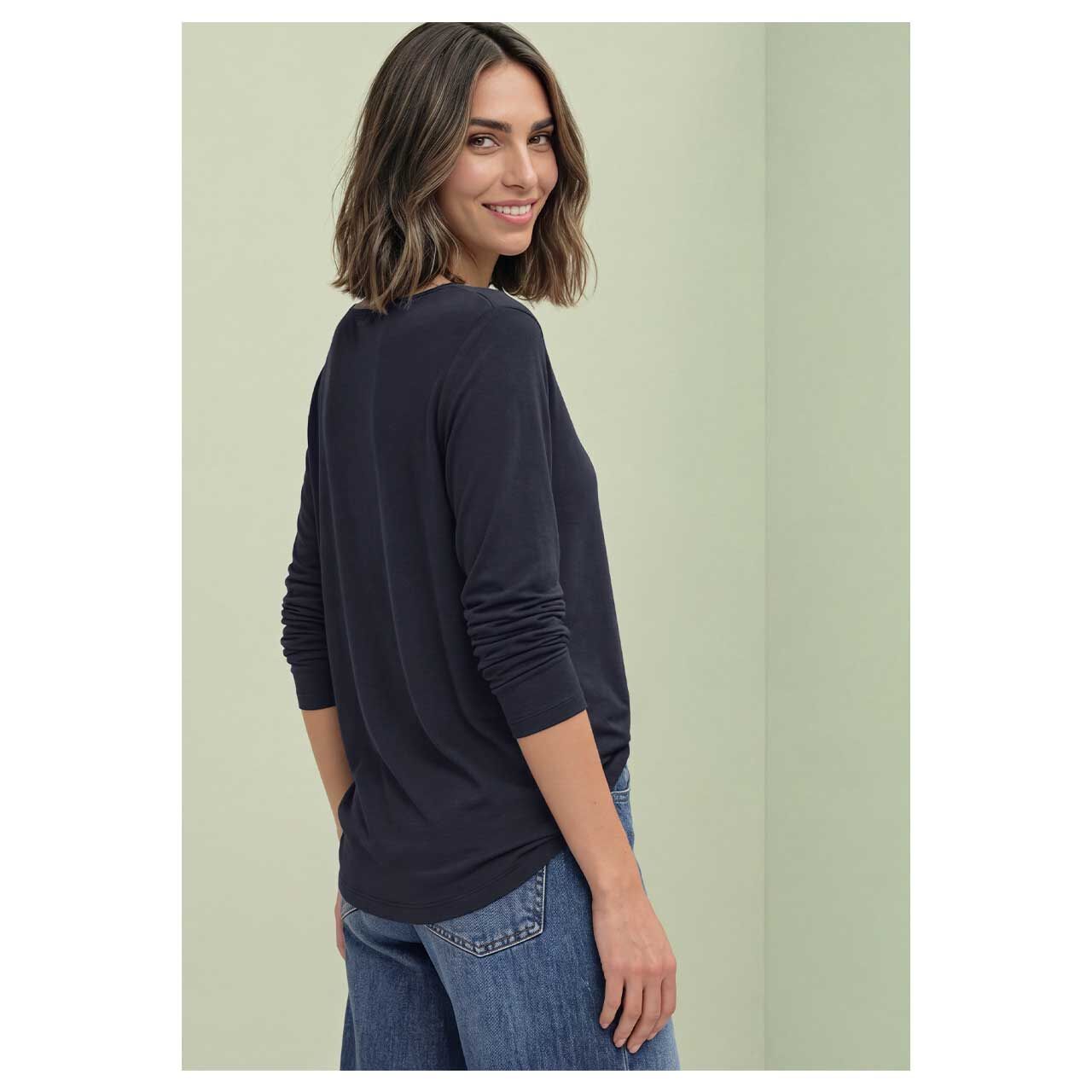 Damen Langarm Shirt Lanea von Street One in Dunkelblau, seitliche Rückansicht am Model