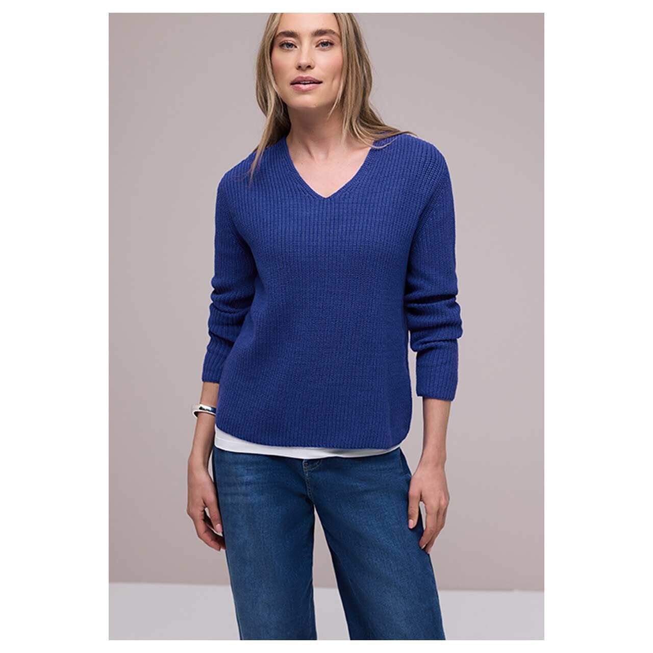 Damen Pullover V-Neck Sweater von Street One in Blau, Vorderansicht am Model