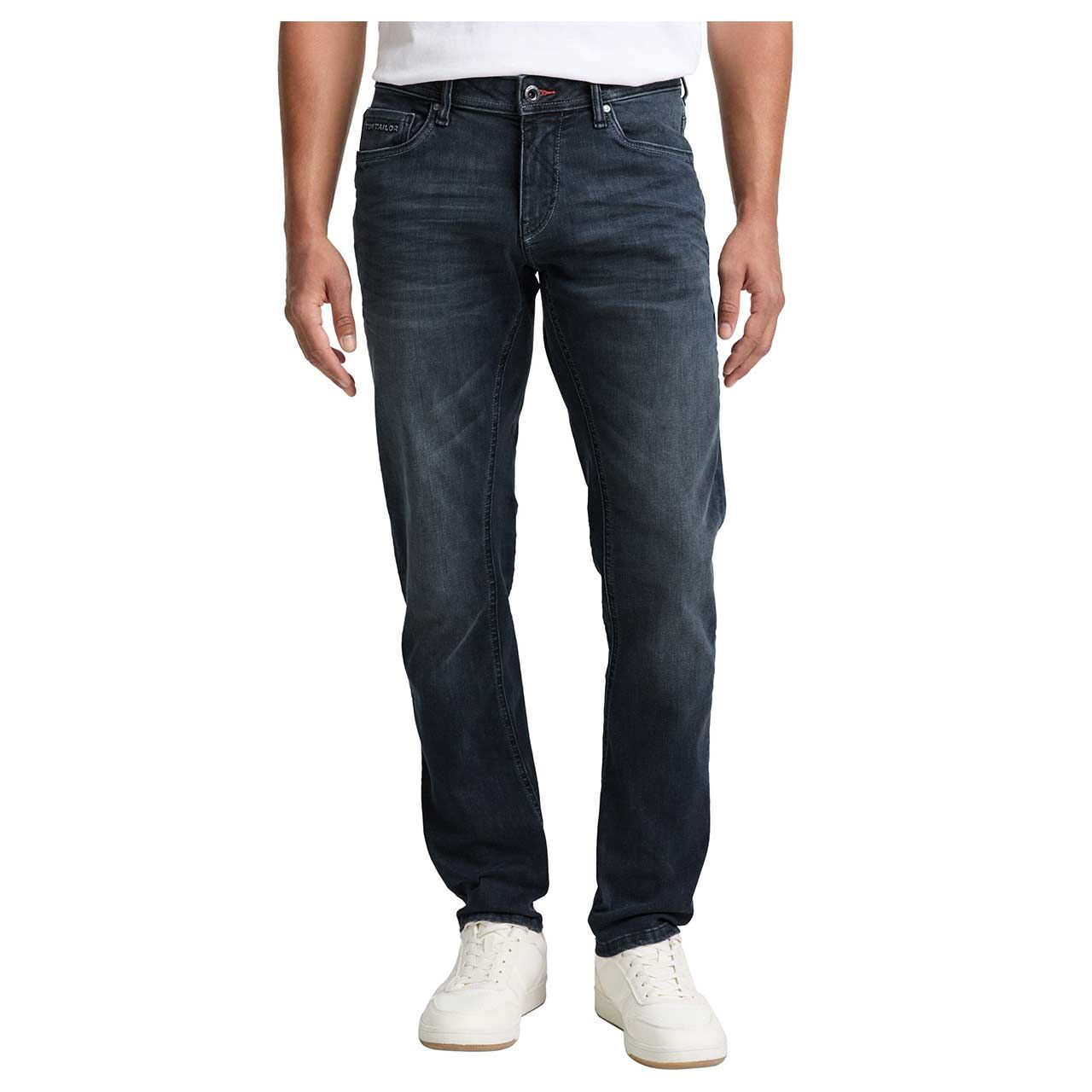 Herrenjeans Curt von Tom Tailor in Dunkelblau angewaschen, Vorderansicht am Model