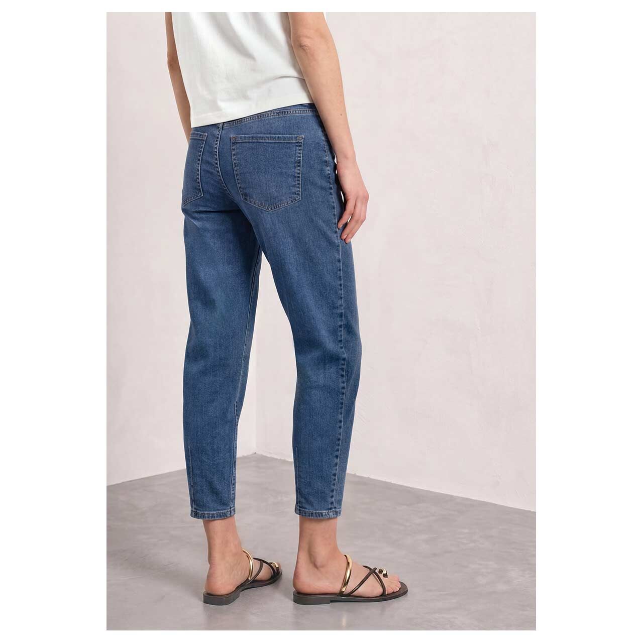 Damen Ankle Jeans Karlie Barrel von Street One in Blau angewaschen, Rückansicht am Model