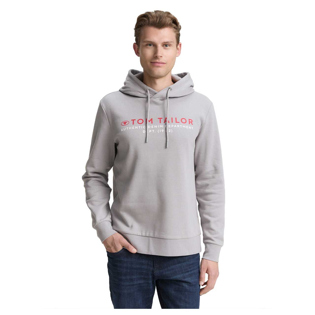 Herren Hoodie Sweatshirt von Tom Tailor in Hellgrau mit Print, Vorderansicht am Model