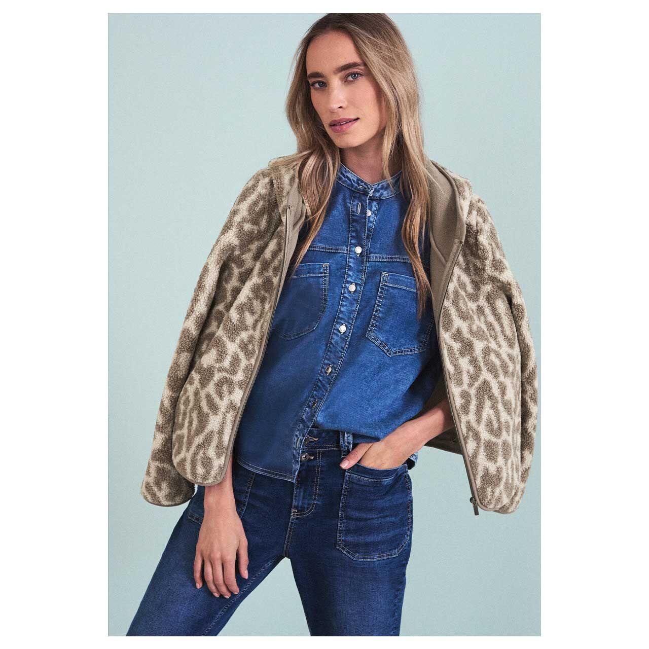 Damen Teddyjacke von Street One in Braun mit Print, Vorderansicht am Model