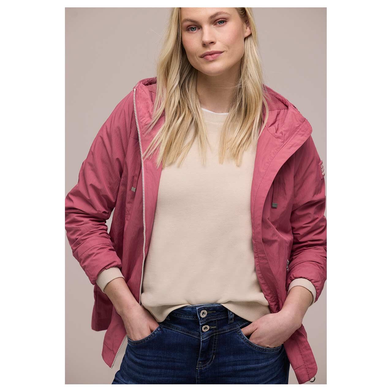 Damen Jacke Modern Windbreaker von Street One in Pink, Vorderansicht am Model