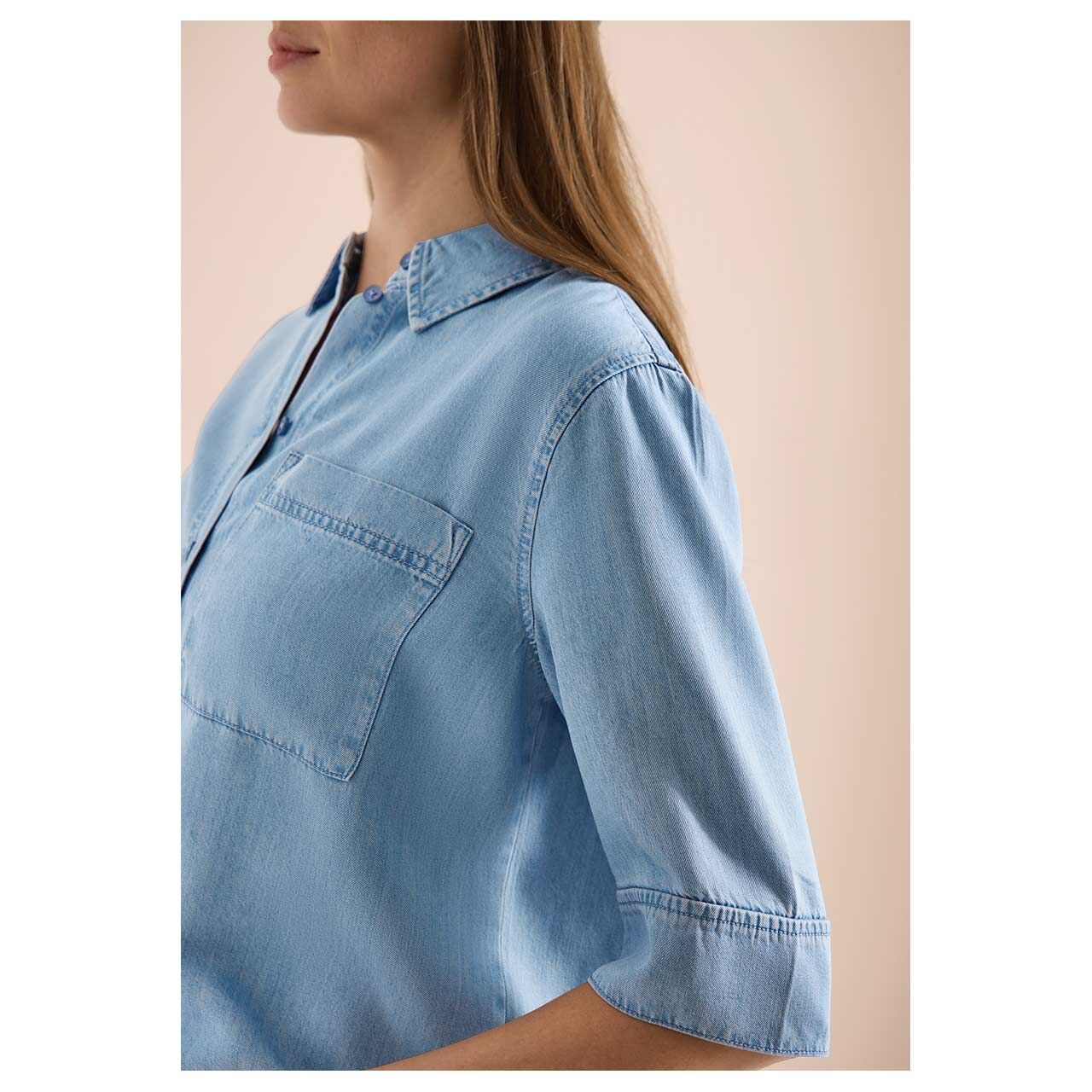 Damen Kurzarm Bluse Denim Look von Cecil in Hellblau angewaschen, detaillierte Seitenansicht am Model