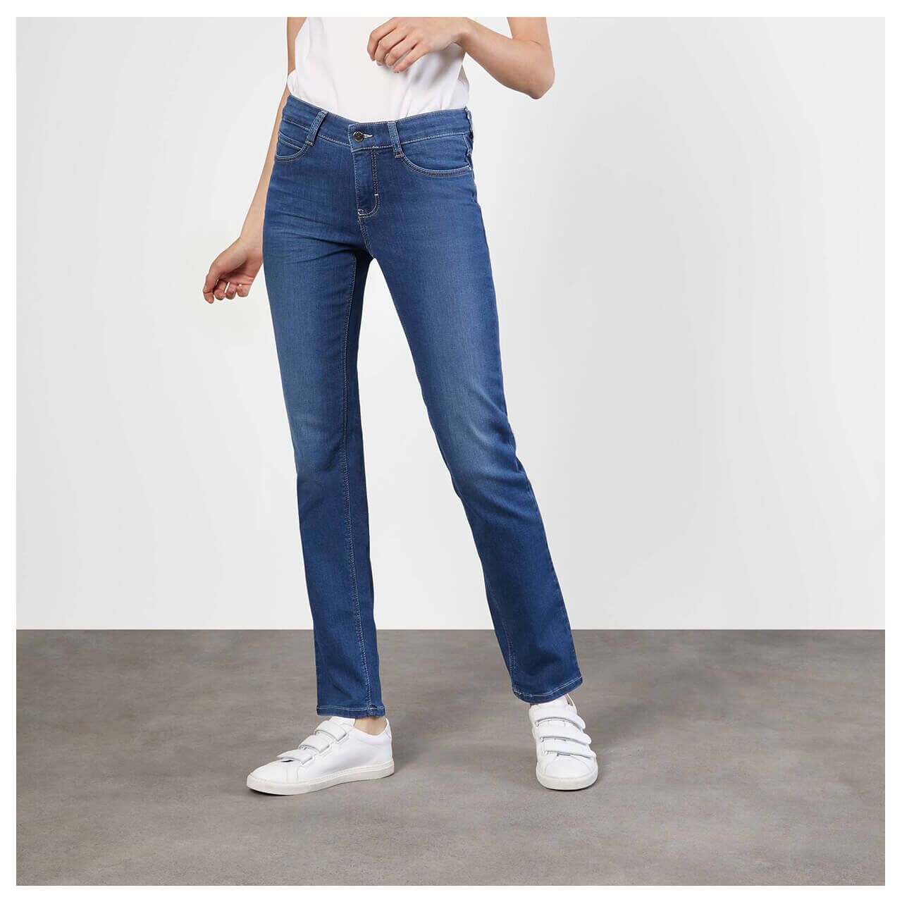 mac-dream-jeans-mid-blue-authentic-d569-model-vorne Stretch Damenjeans Dream von MAC in Mittelblau angewaschen, Model Vorderansicht
