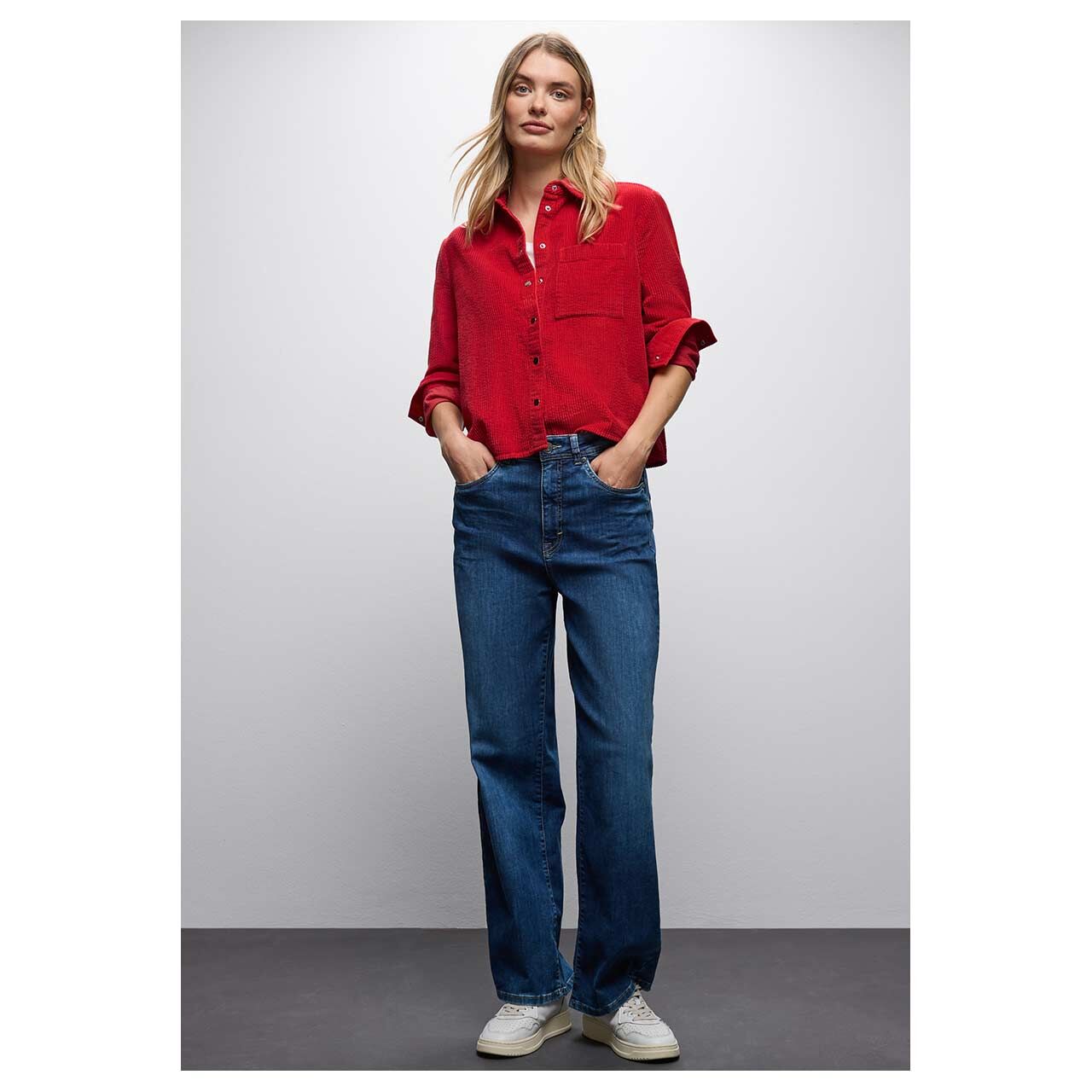Damen Langarm Cord Bluse Corduroy Shirtcollar von Street One in Rot, Ganzkörperansicht vorne am Model