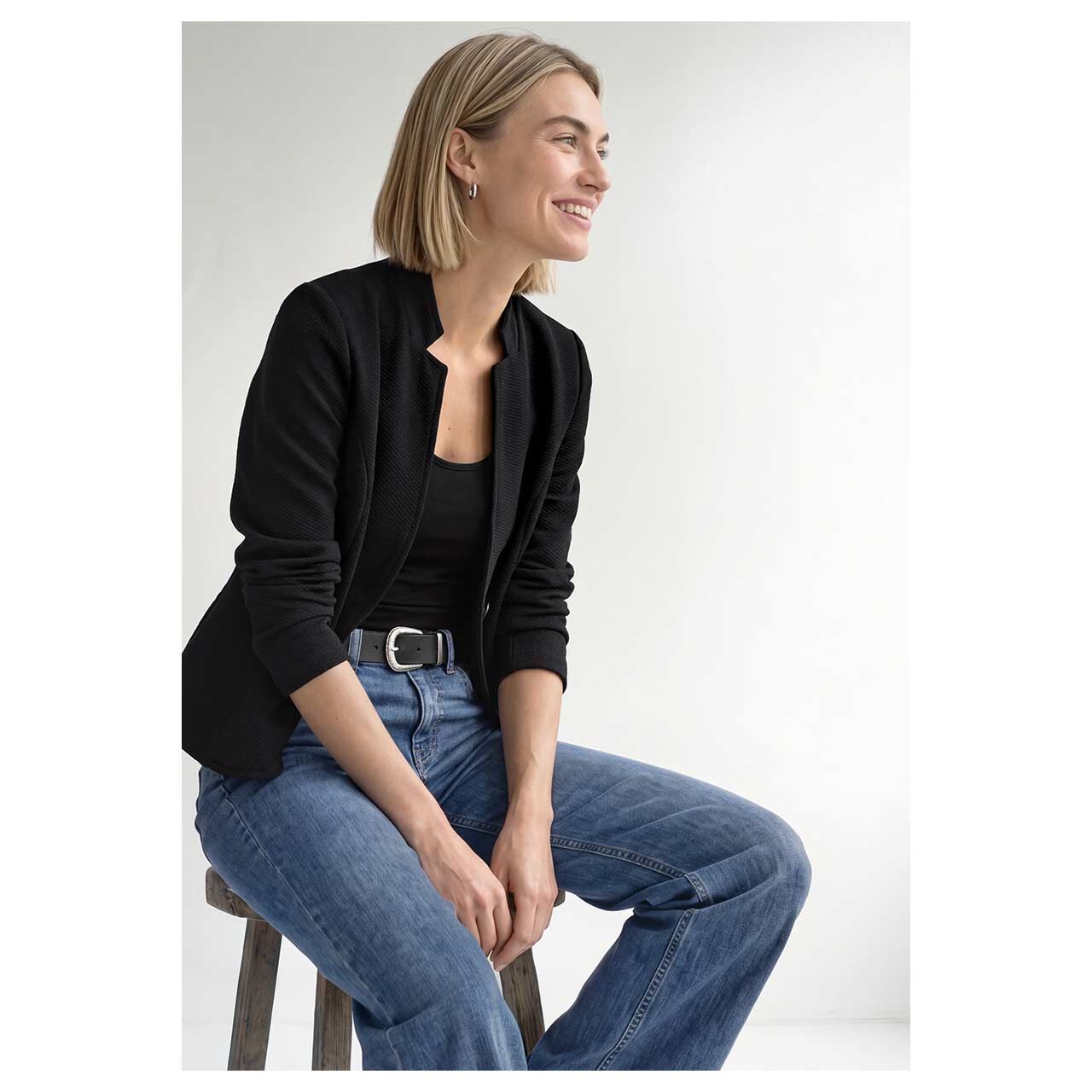 Street One Damen Blazer Structured Jersey in Schwarz, Ganzkörperansicht Model von der Seite