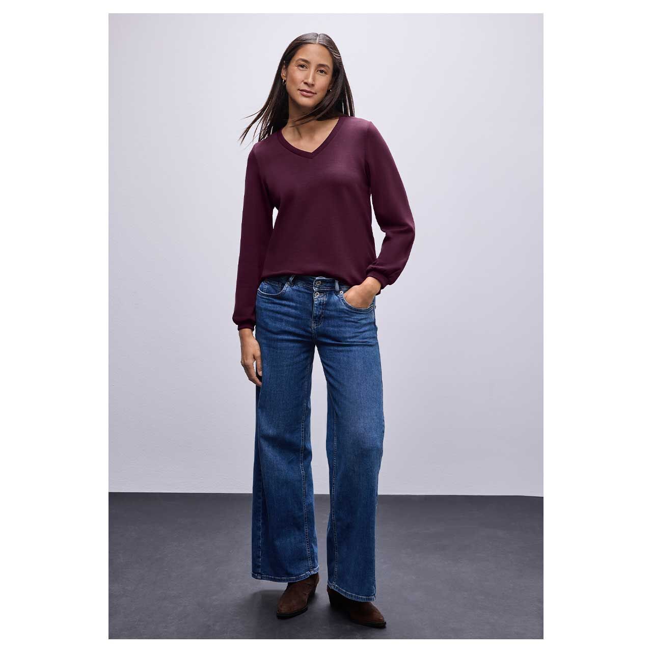 Damen Langarm Shirt Silk Look von Street One in Weinrot, Ganzkörperansicht am Model