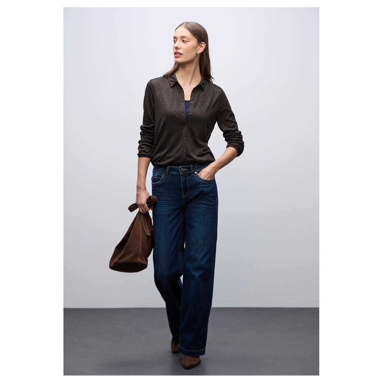 Damen Langarm Bluse Printed Jersey von Street One in Dunkelbraun mit Print, Ganzkörperansicht am Model