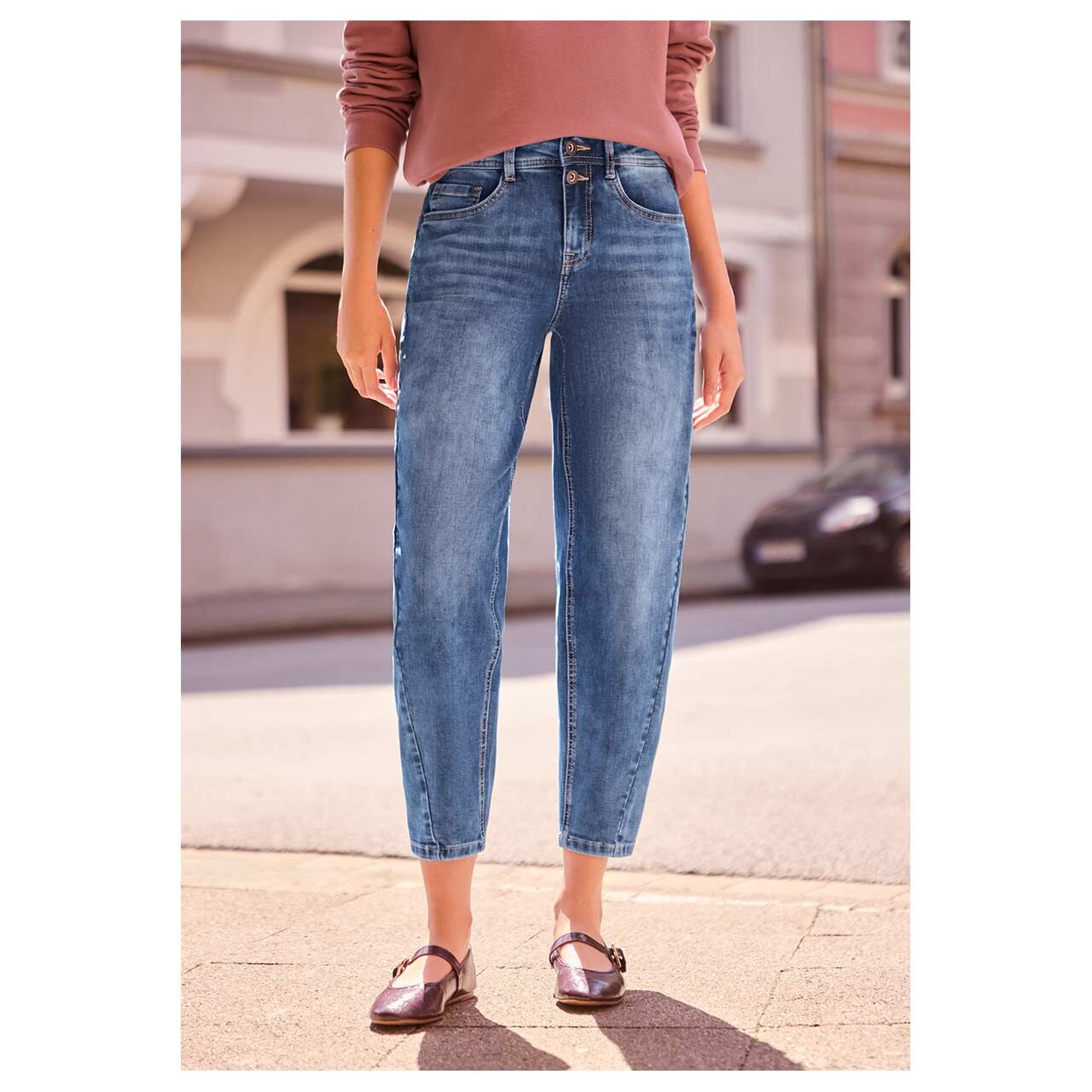 Damen Ankle Jeans Cleo von Street One Studio in Blau verwaschen, Vorderansicht am Model
