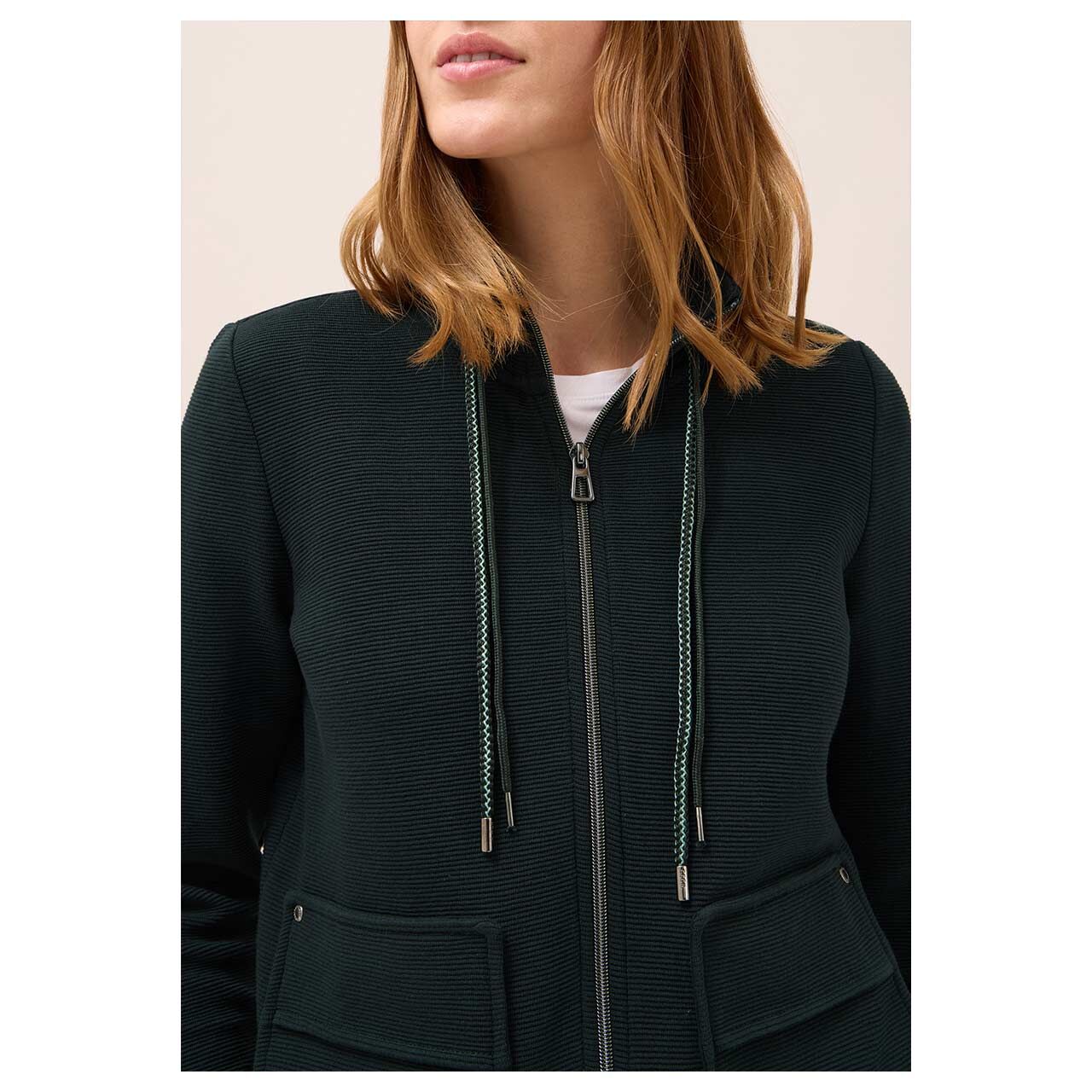 Damen Shirtjacke Ottoman von Cecil in Dunklegrün, Detailansicht vorne am Model
