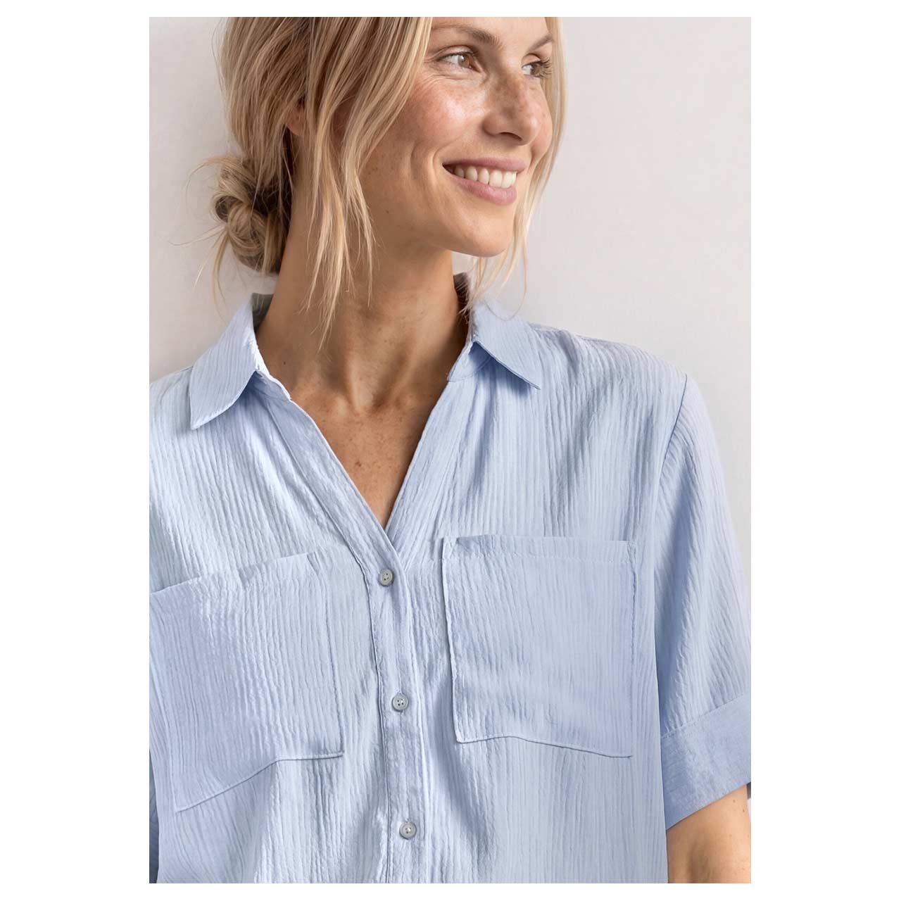 Damen Kurzarm Bluse Buttoned Shirtcollar von Street One in Hellblau, detaillierte Vorderansicht am Model