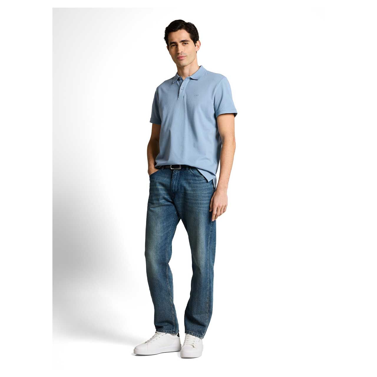 Herren Piqué Poloshirt von Tom Tailor in Blau, Ganzkörperansicht am Model