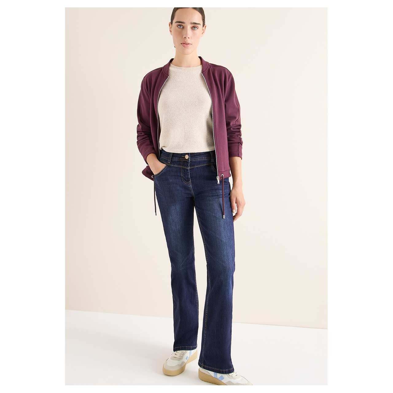 Damenjeans Toronto Bootcut von Cecil in Dunkelblau angewaschen, Ganzkörperansicht am Model