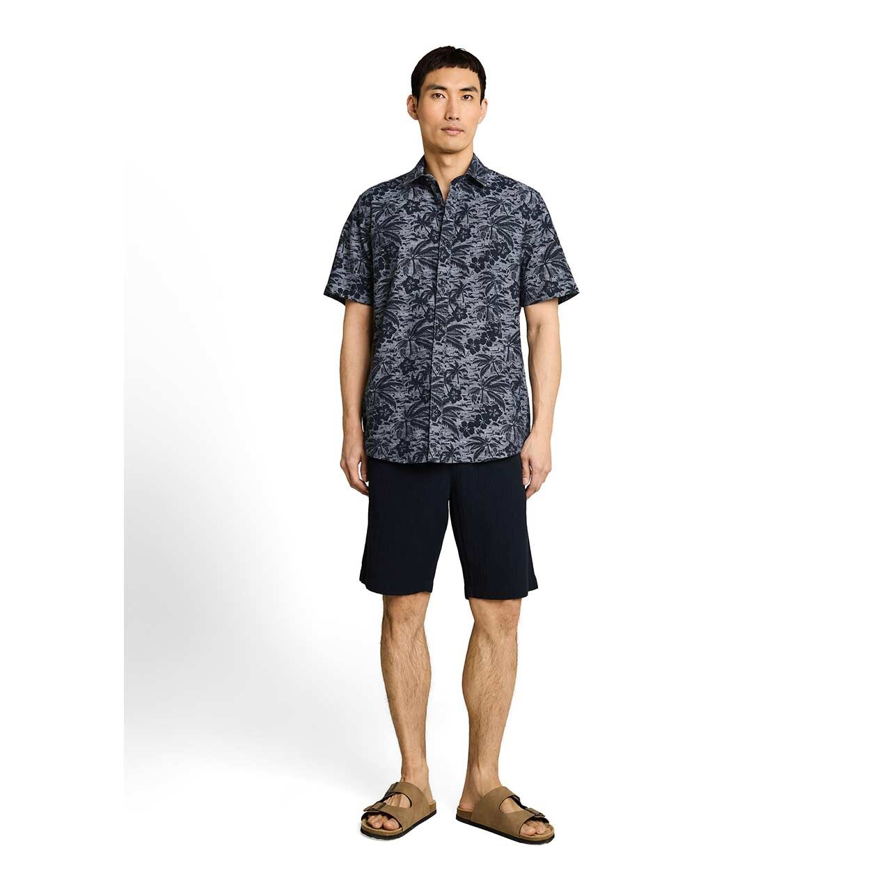 Herren 1/2 Arm Hemd von Tom Tailor in Dunkelblau mit Print, Ganzkörperansicht am Model