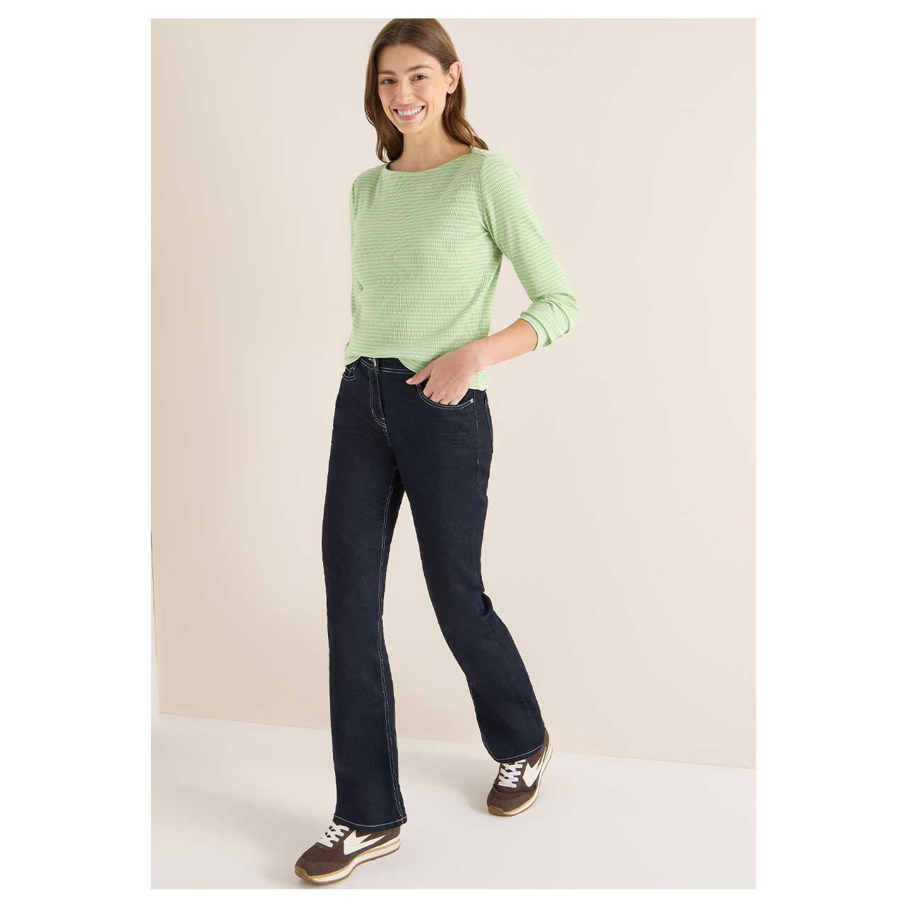 Damen Langarm Shirt Stripe Rib Boatneck von Cecil in Hellgrün gestreift, Ganzkörperansicht am Model