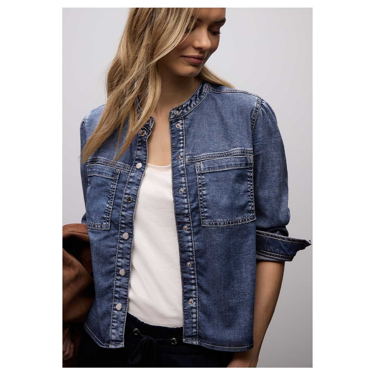 Damen Langarm Bluse Denim Look von Street One in Blau angewaschen, Vorderansicht am Model
