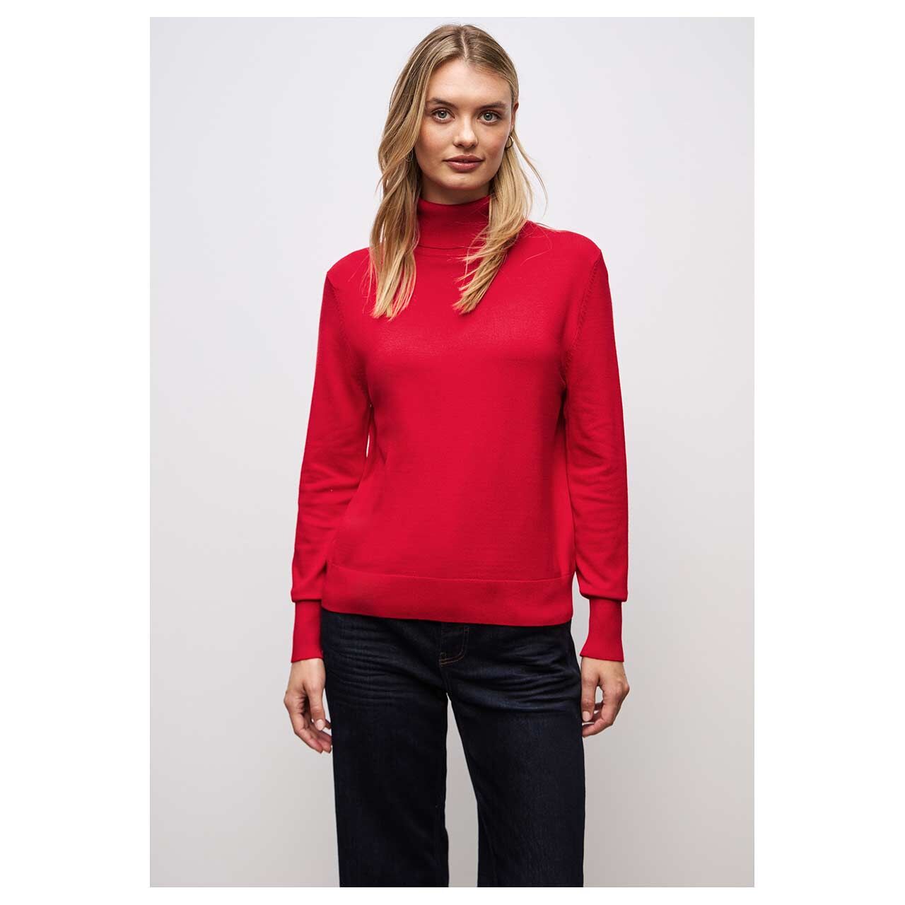 Damen Rollkragen Pullover Basic Roll-Neck von Street One in Rot, detaillierte Vorderansicht am Model