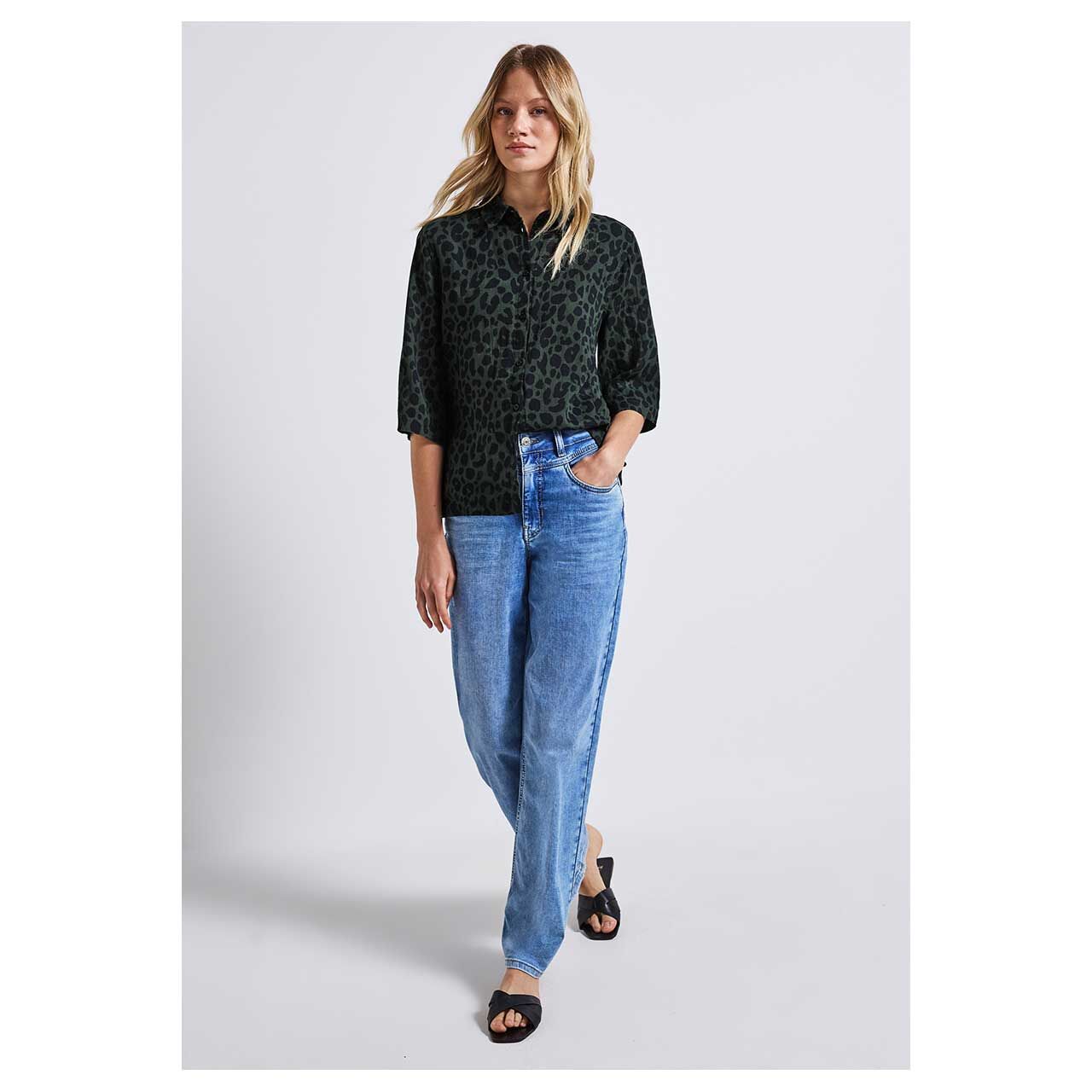 Damen 3/4 Arm Bluse Musselin von Street One in Dunkelgrün mit Leo-Print, Gesamtansicht getragen