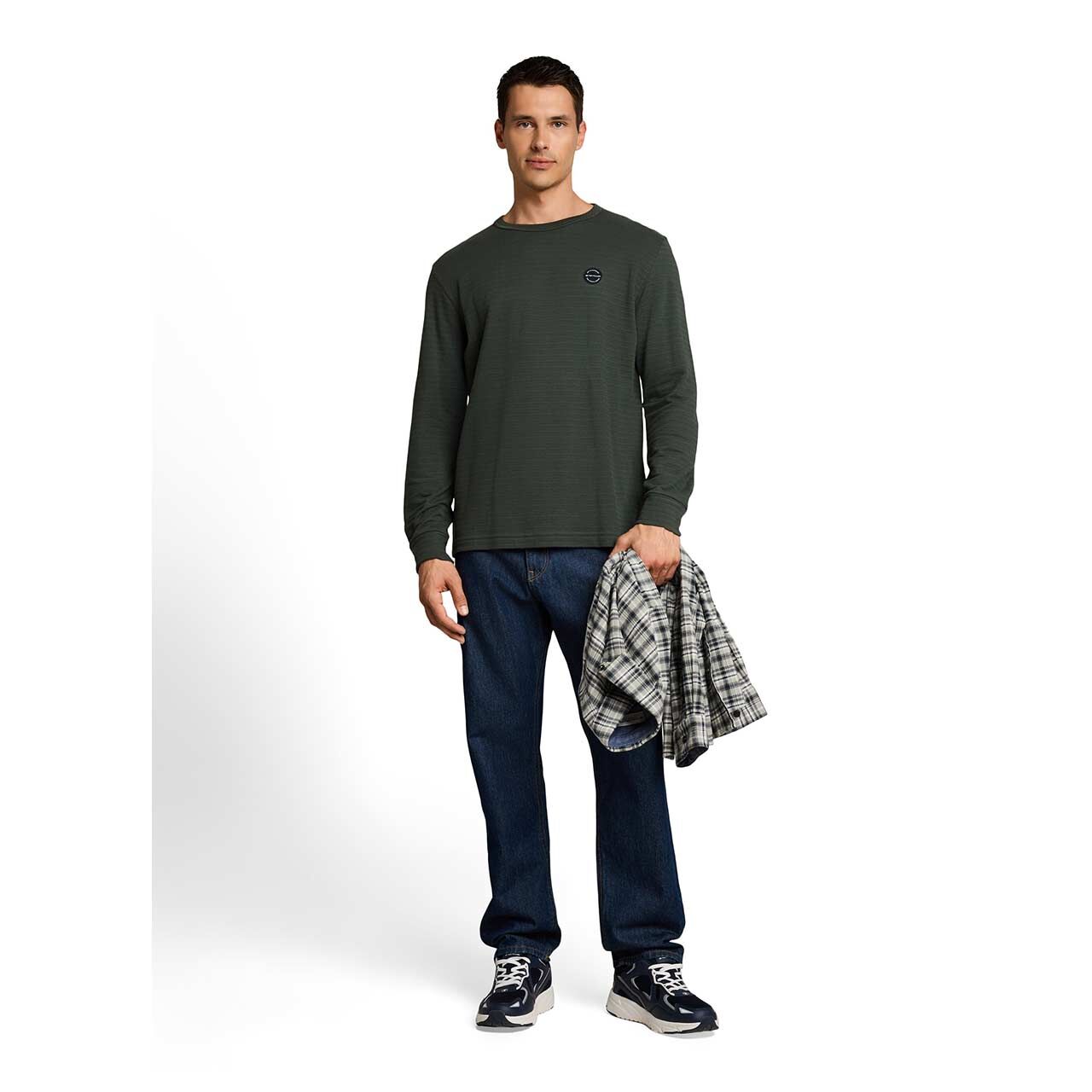 Herren Langarm Shirt von Tom Tailor in Olivgrün, Ganzkörperansicht am Model