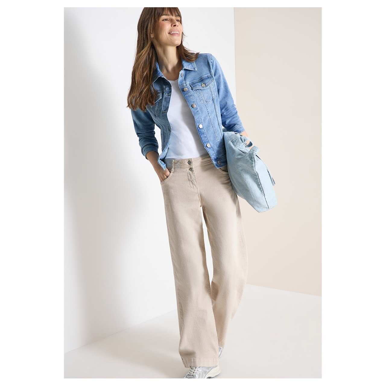 Damen Jeansjacke von Cecil in Hellblau verwaschen, Ganzkörperansicht mit Tasche