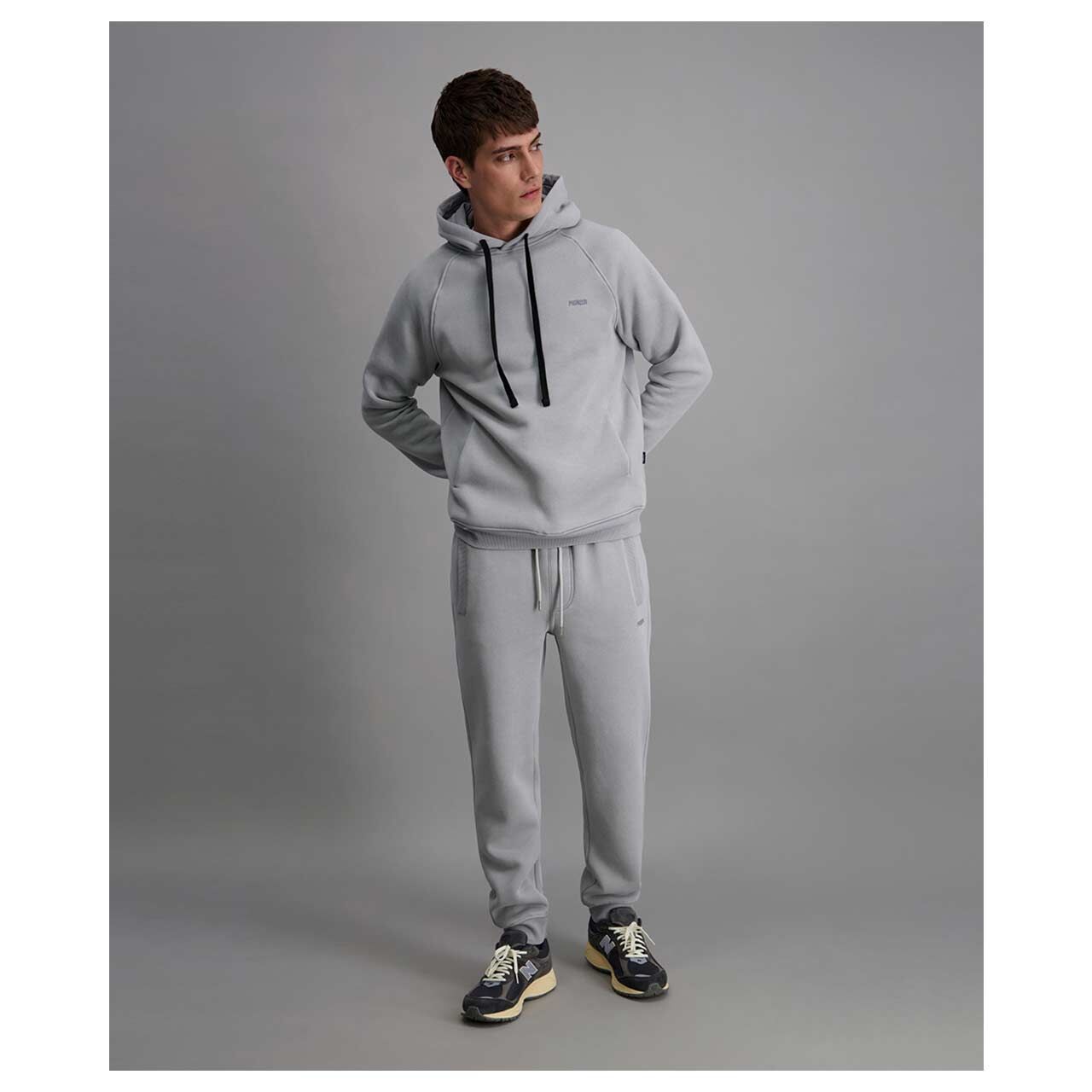 Herren Hoodie Sweatshirt von Pioneer in Grau, Vorderansicht am Model