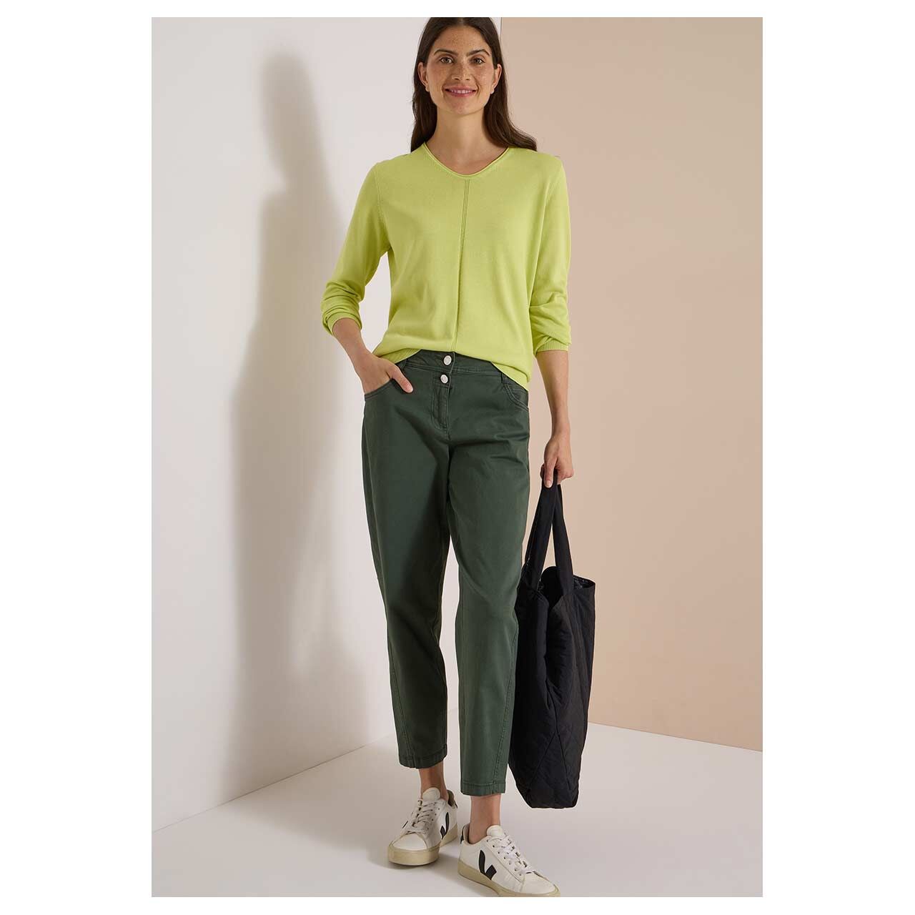 Damen Ankle Baumwollhose Scarlett Barrel von Cecil in der Olivgrün, Ganzkörperansicht am Model