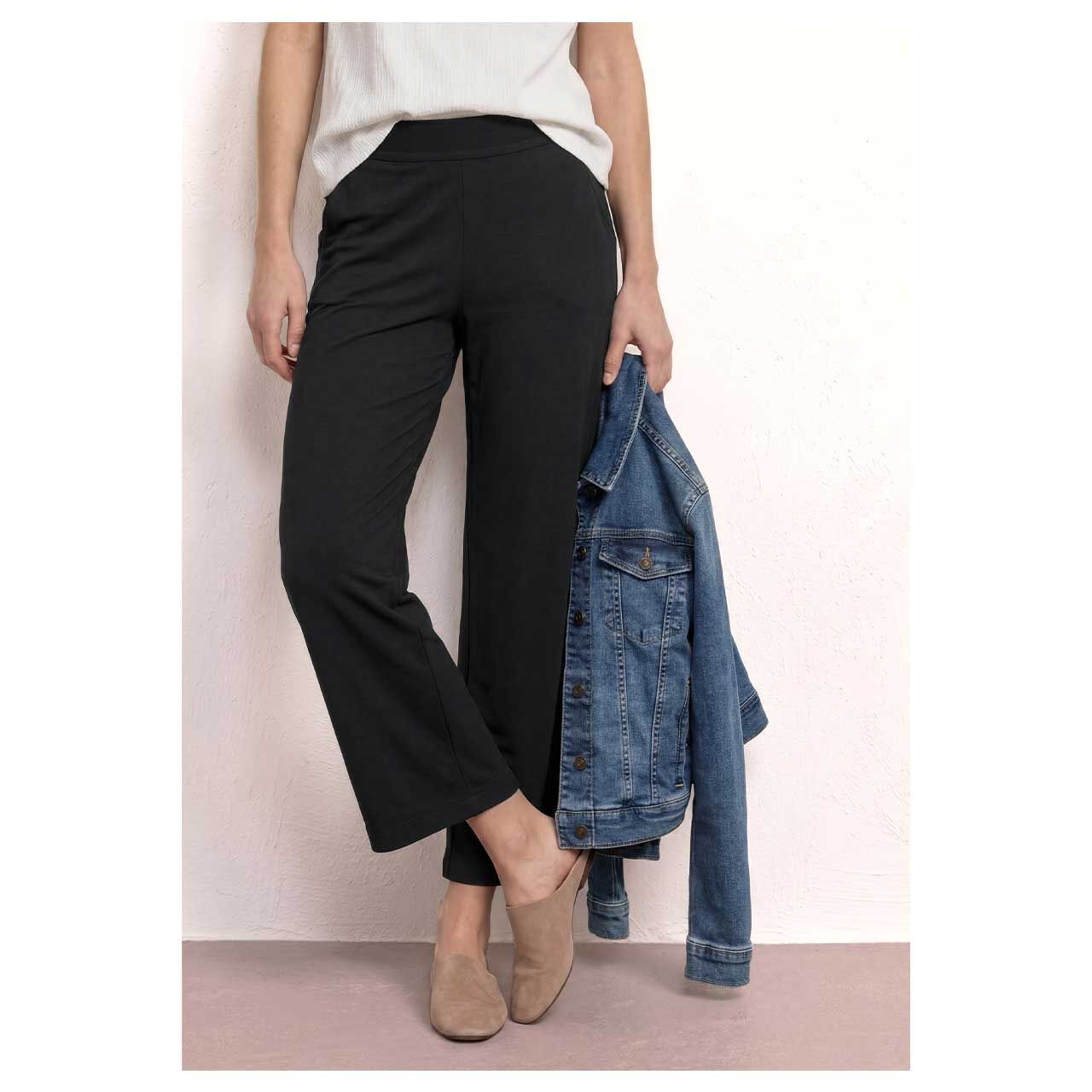 Stretch Damen 7/8 Hose Emee Wide Leg von Street One in Schwarz, Vorderansicht am Modell