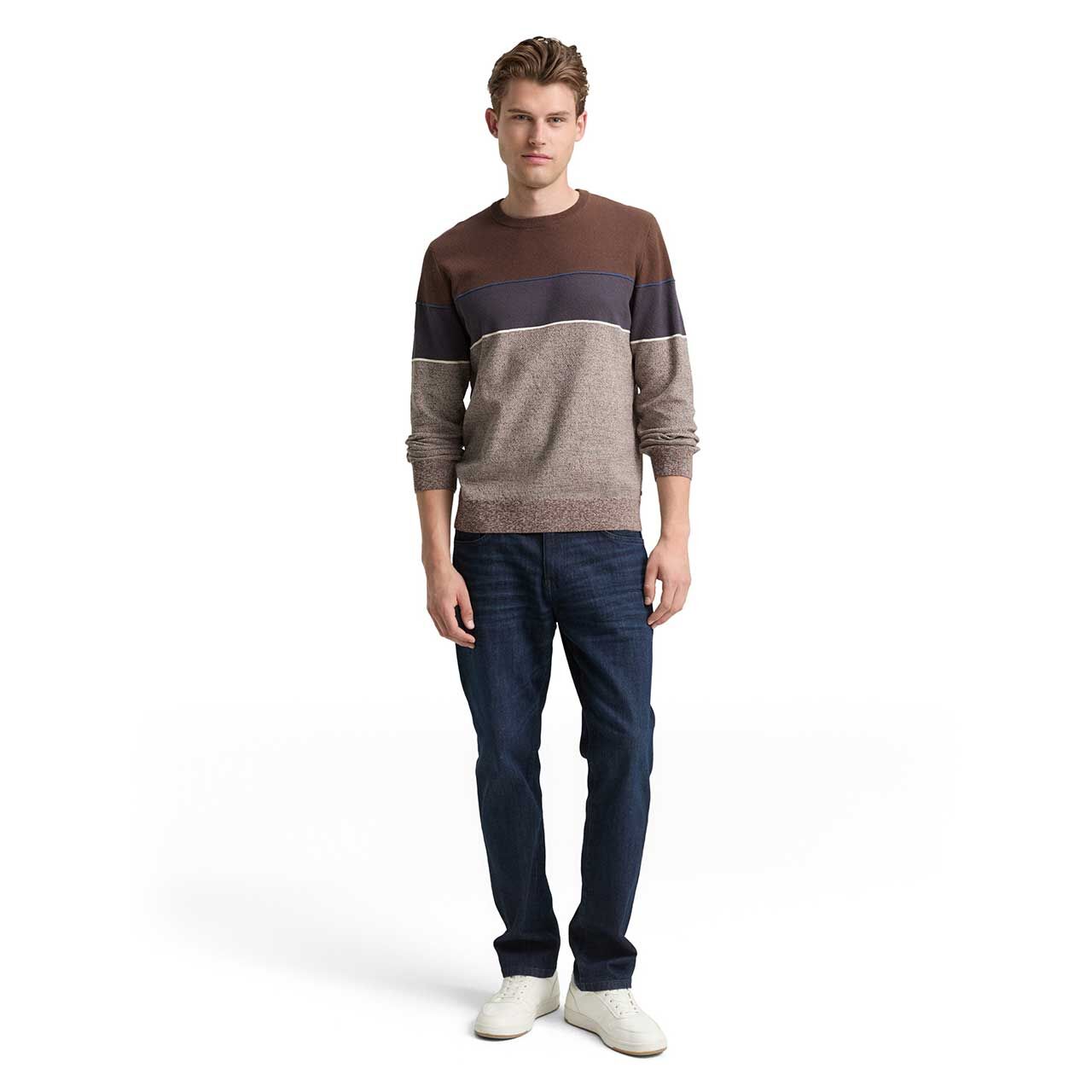 Herren Pullover Knit Crewneck von Tom Tailor in Braun gestreift, Ganzkörperansicht am Model