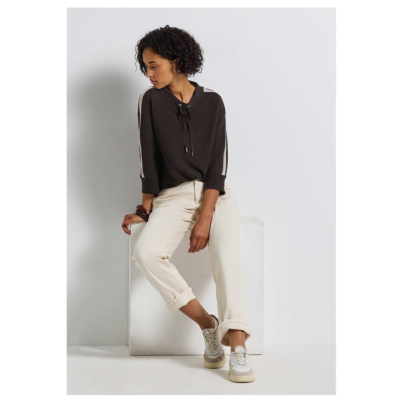 Damen 3/4 Arm Shirt Ottoman Kick von Street One in Dunkelbraun, Ganzkörperansicht am sitzenden Model
