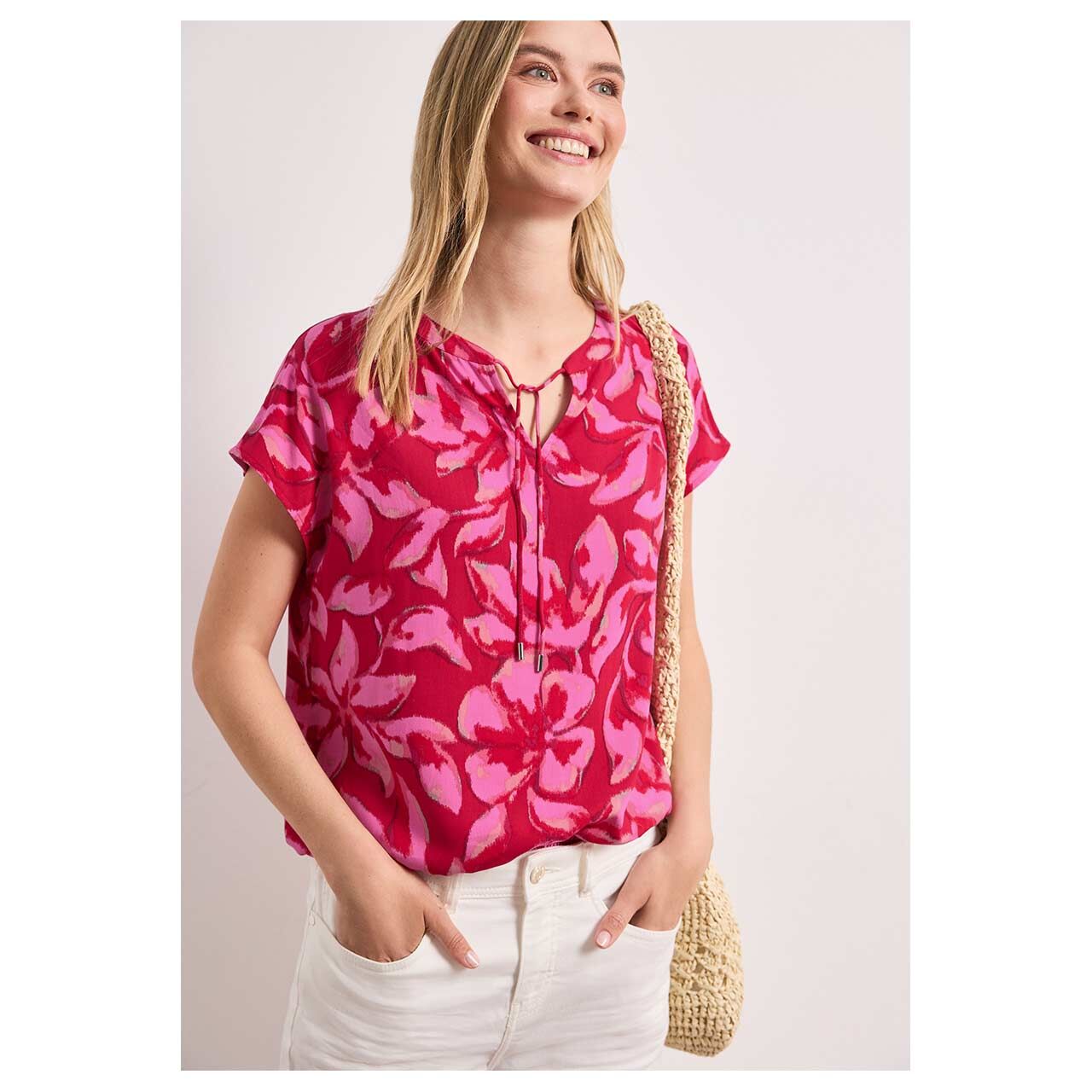 DDamen Kurzarm Bluse Splitneck Smokdetail von Street One in Rot mit Print, Vorderansicht am Model
