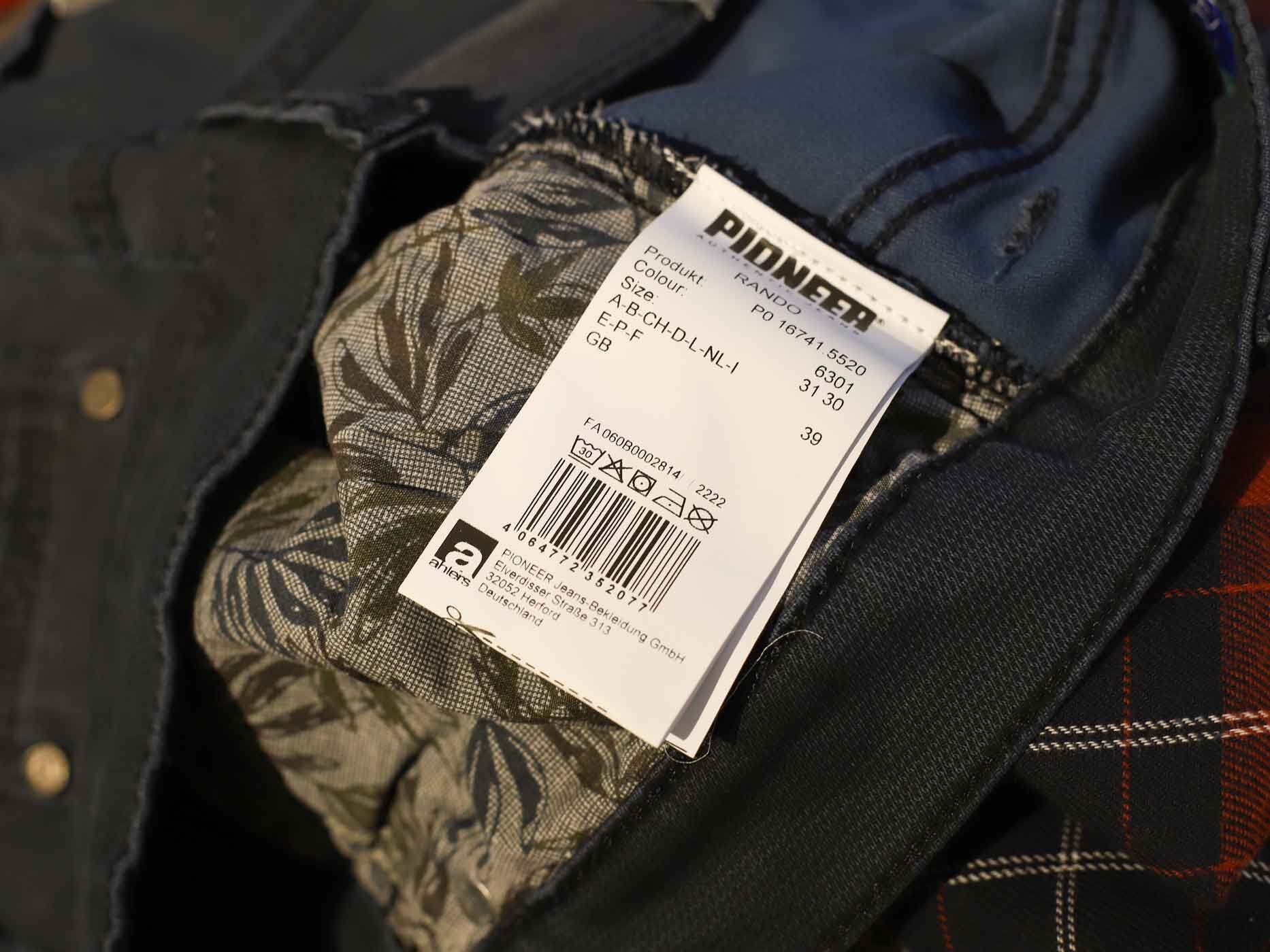 Pflegeetikett in einer Jeans