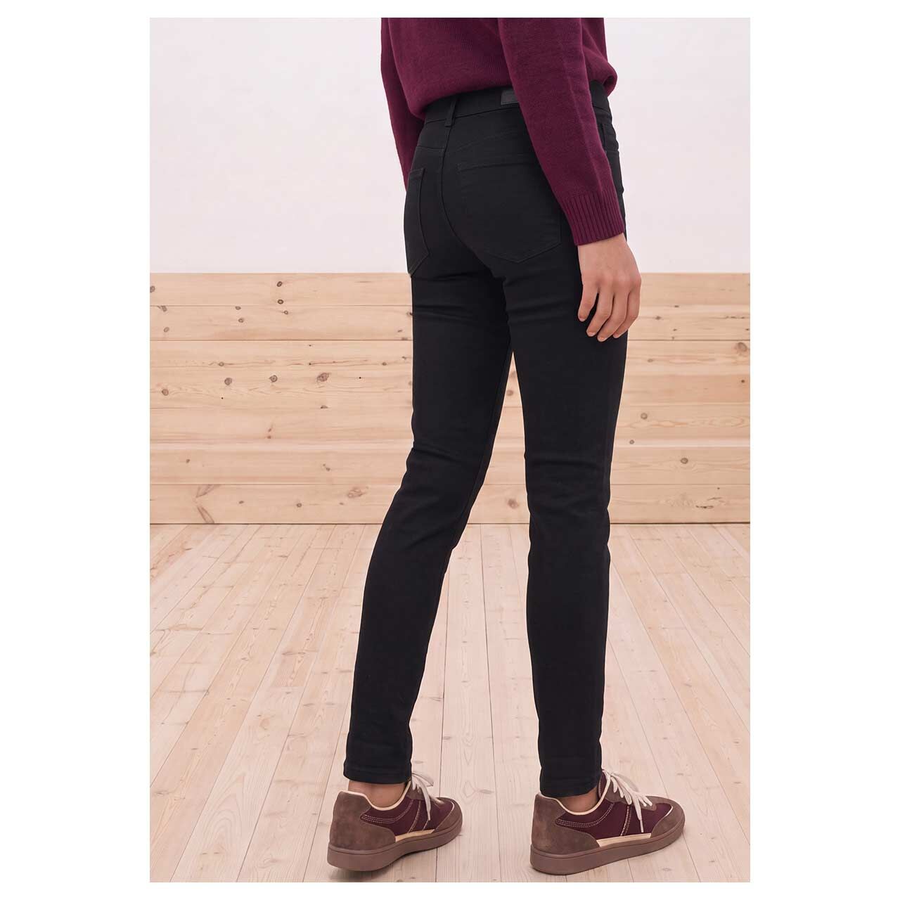 Damenjeans Jane von Street One in Schwarz angewaschen, Rückansicht am Model