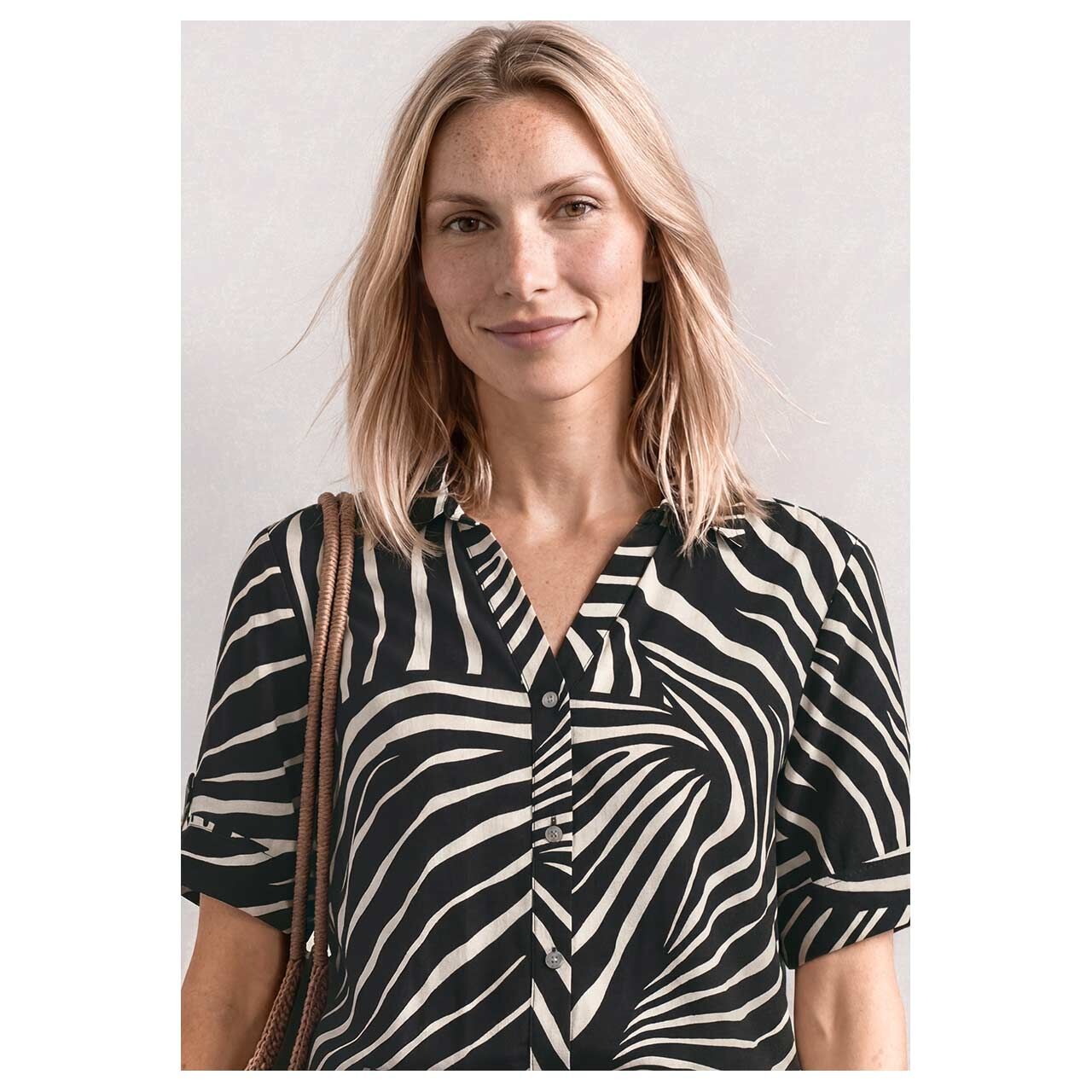 Damen Kurzarm Bluse Buttoned Shirtcollar von Street One in Schwarz mit Print, detaillierte Vorderansicht am Model