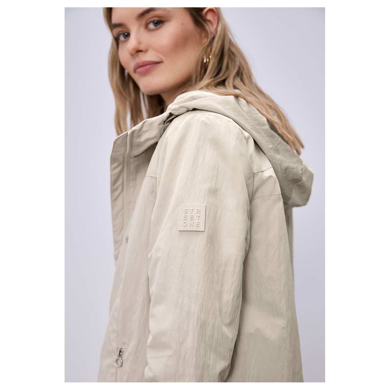 Damen Jacke Modern Windbreaker von Street One in Beige, detaillierte Vorderansicht am Model