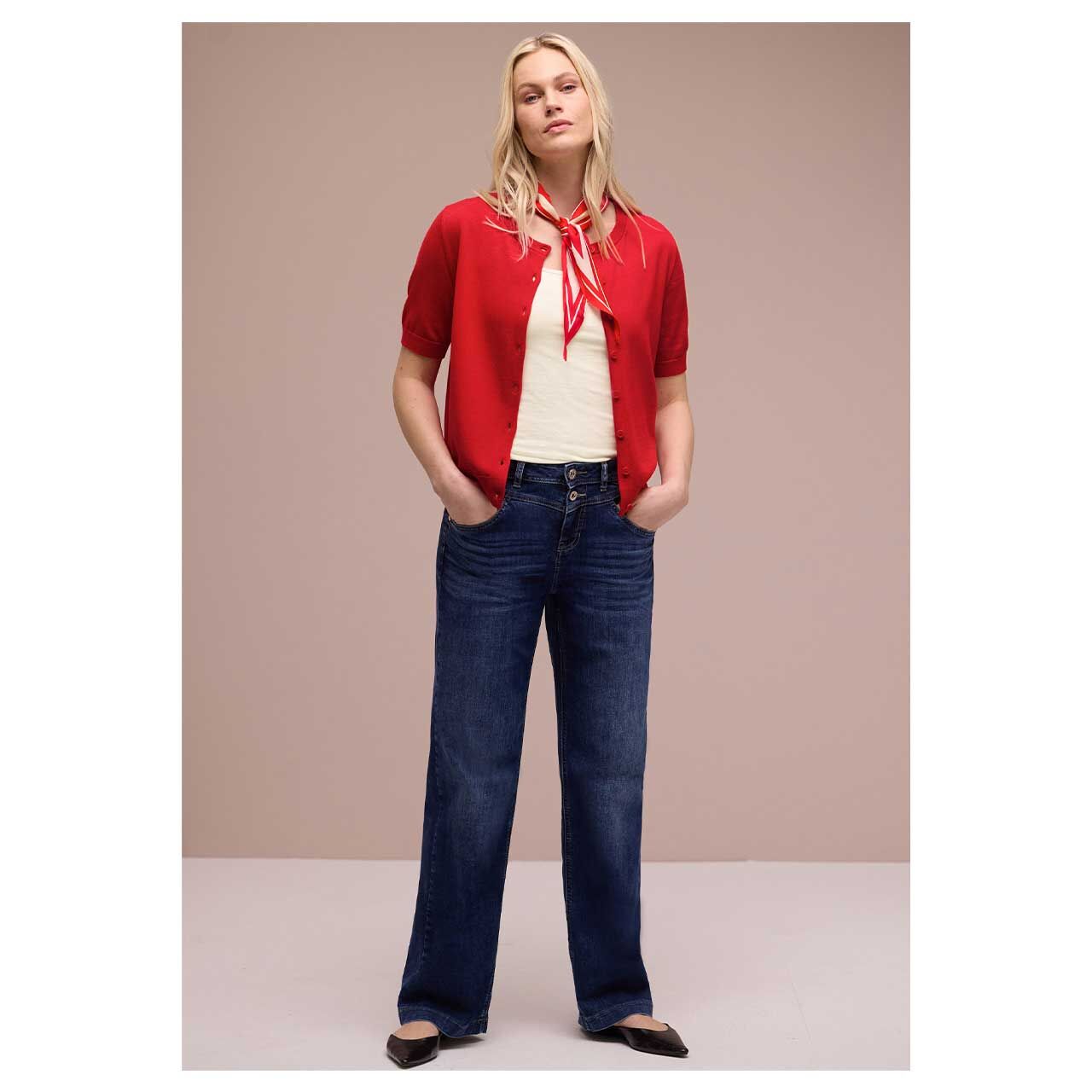 Damen Strickjacke Short Sleeve Cardigan von Street One in Rot, Rückansicht am Model