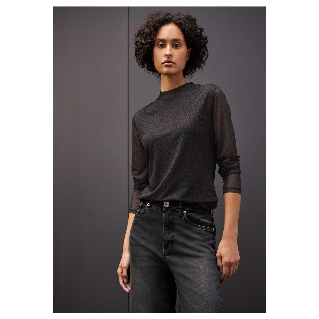 Damen Langarm Shirt Printed Mesh von Street One in Dunkelbraun mit Print, Detailansicht Oberkörper am Model