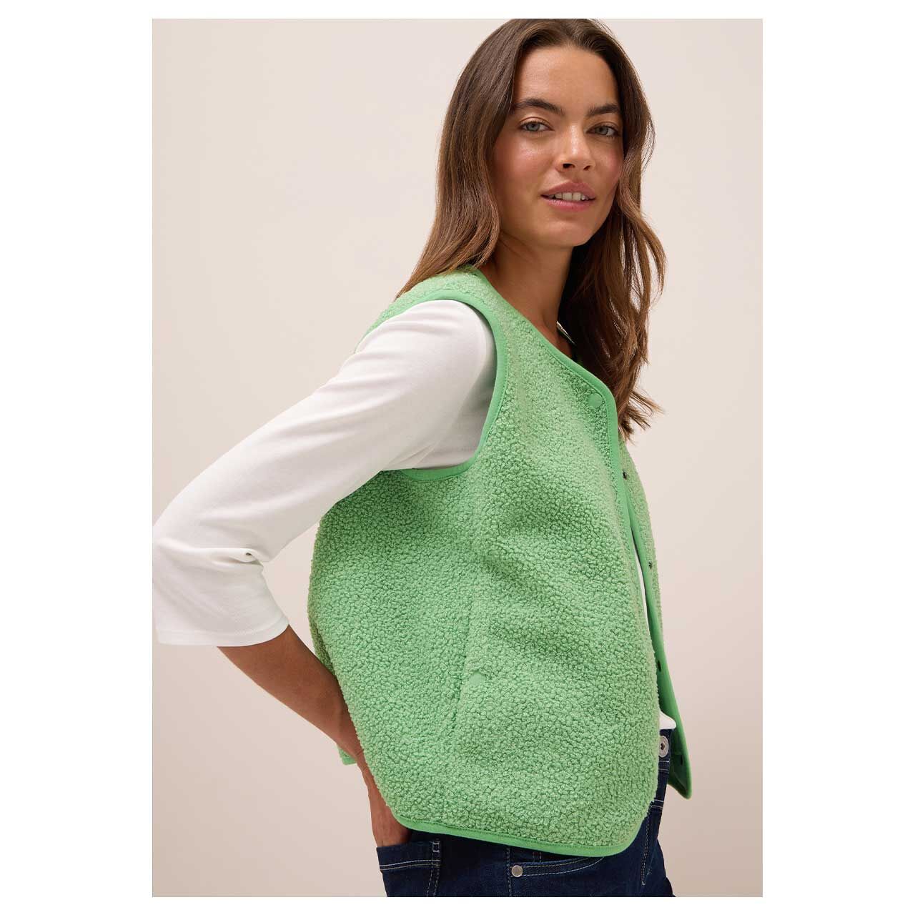 Damen Weste Curly Fake Wool Vest von Cecil in Grün, detaillierte Vorderansicht am Model