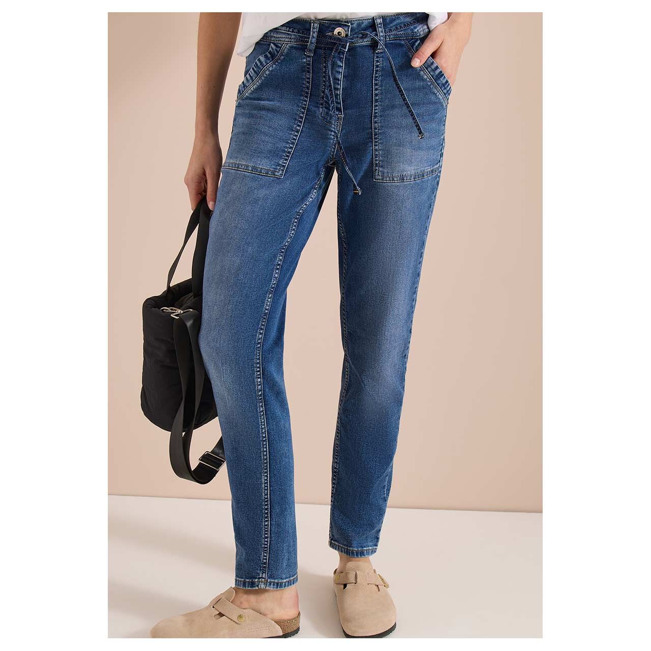 Damenjeans Tracey Jogg von Cecil in Blau angewaschen, Vorderansicht am Model